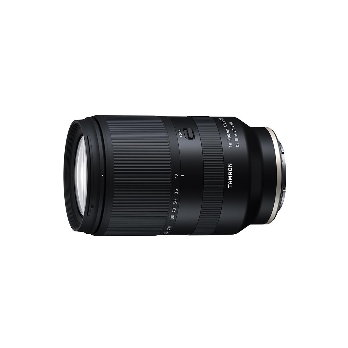 Schwarzes Tamron 18-300mm Objektiv mit Zoomring und Fokusmarkierungen.