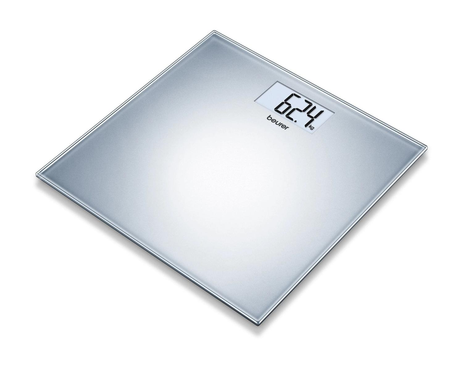 Eine digitale Personenwaage aus Glas mit der Anzeige 62,4 kg.