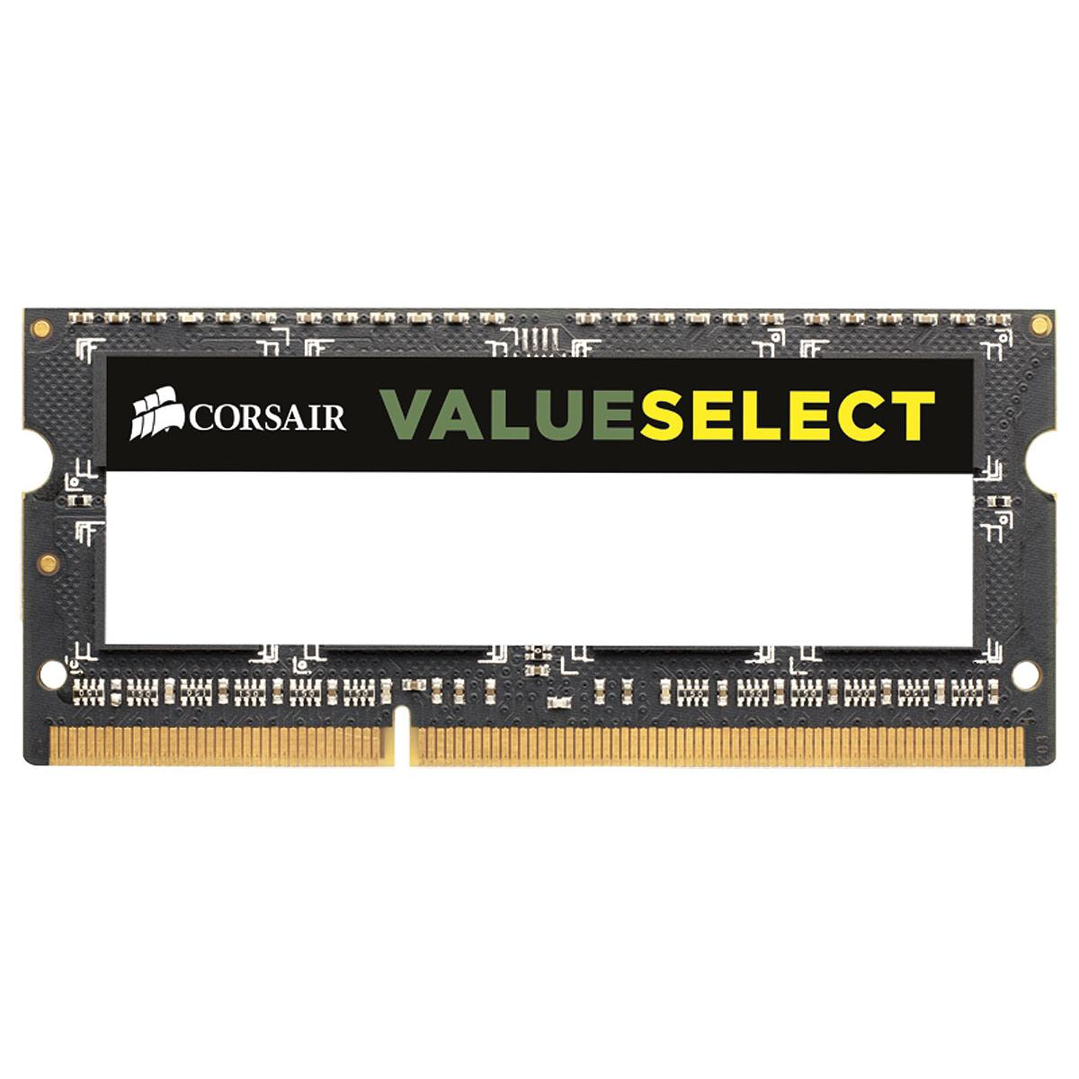 Ein schwarzes Corsair ValueSelect RAM-Modul mit goldenen Pins und Leiterbahnen.