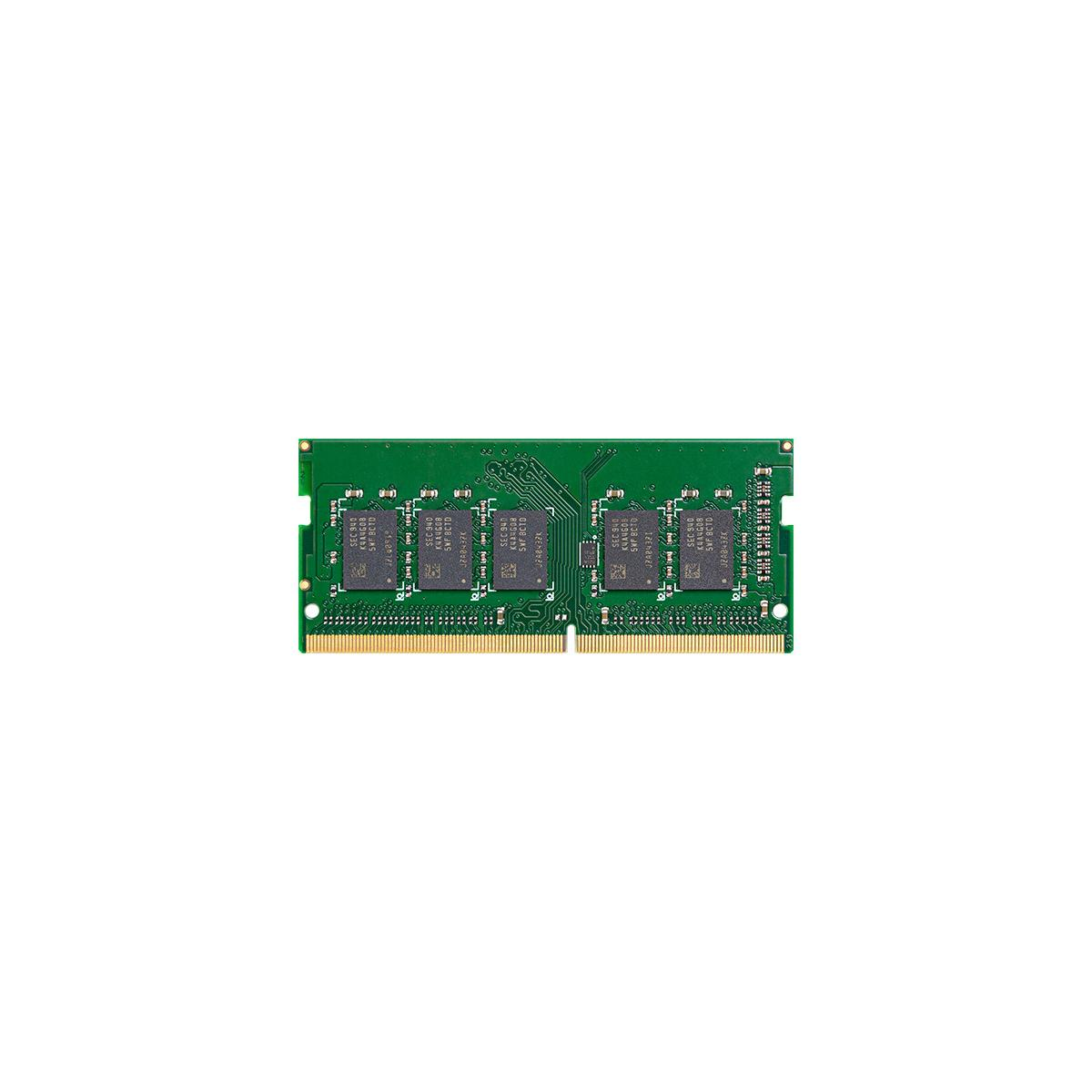 Een groene RAM-module met vier chips en gouden contacten op witte achtergrond.