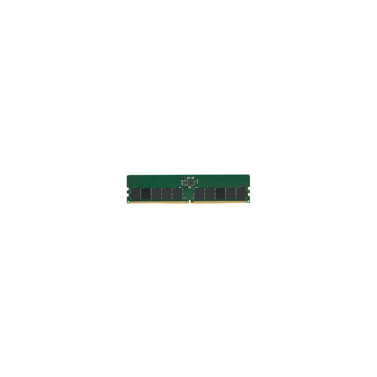 Ein grünes RAM-Modul mit schwarzen Chips liegt auf weißem Hintergrund.