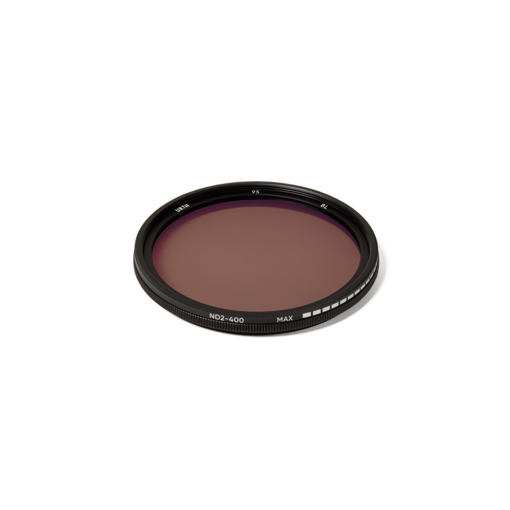 Een bruin camera lensfilter met een zwarte rand en opschriften.