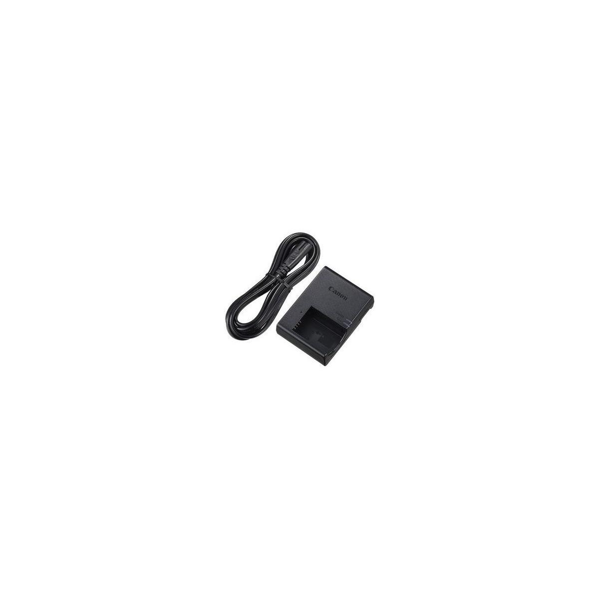 Schwarzes Canon Ladegerät mit schwarzem Kabel auf weißem Hintergrund.