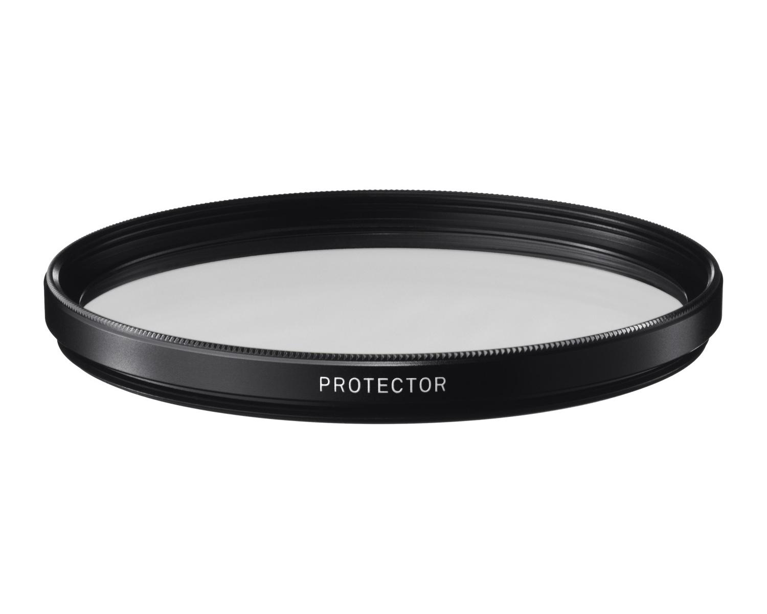 Un filtro per obiettivo di fotocamera nero con la scritta "PROTECTOR" in bianco.