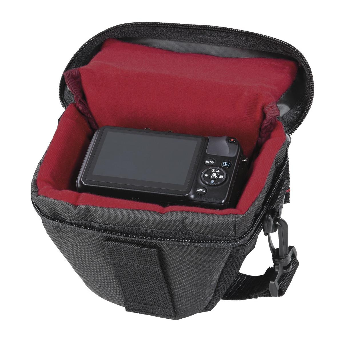 Kamera in einer schwarzen Tasche mit rotem Futter.