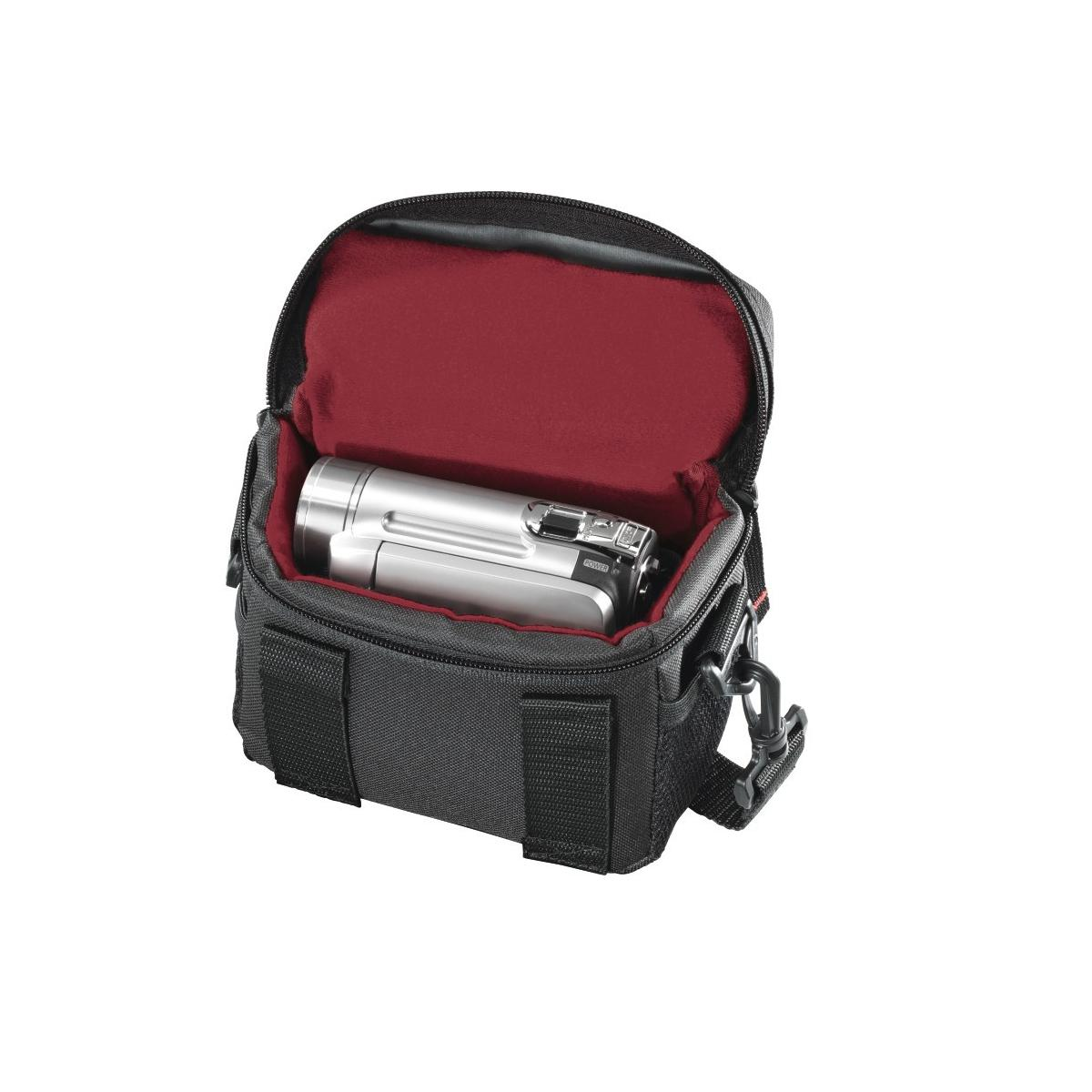 Ein silberner Camcorder ruht in einer offenen schwarzen Tasche mit rotem Innenfutter.