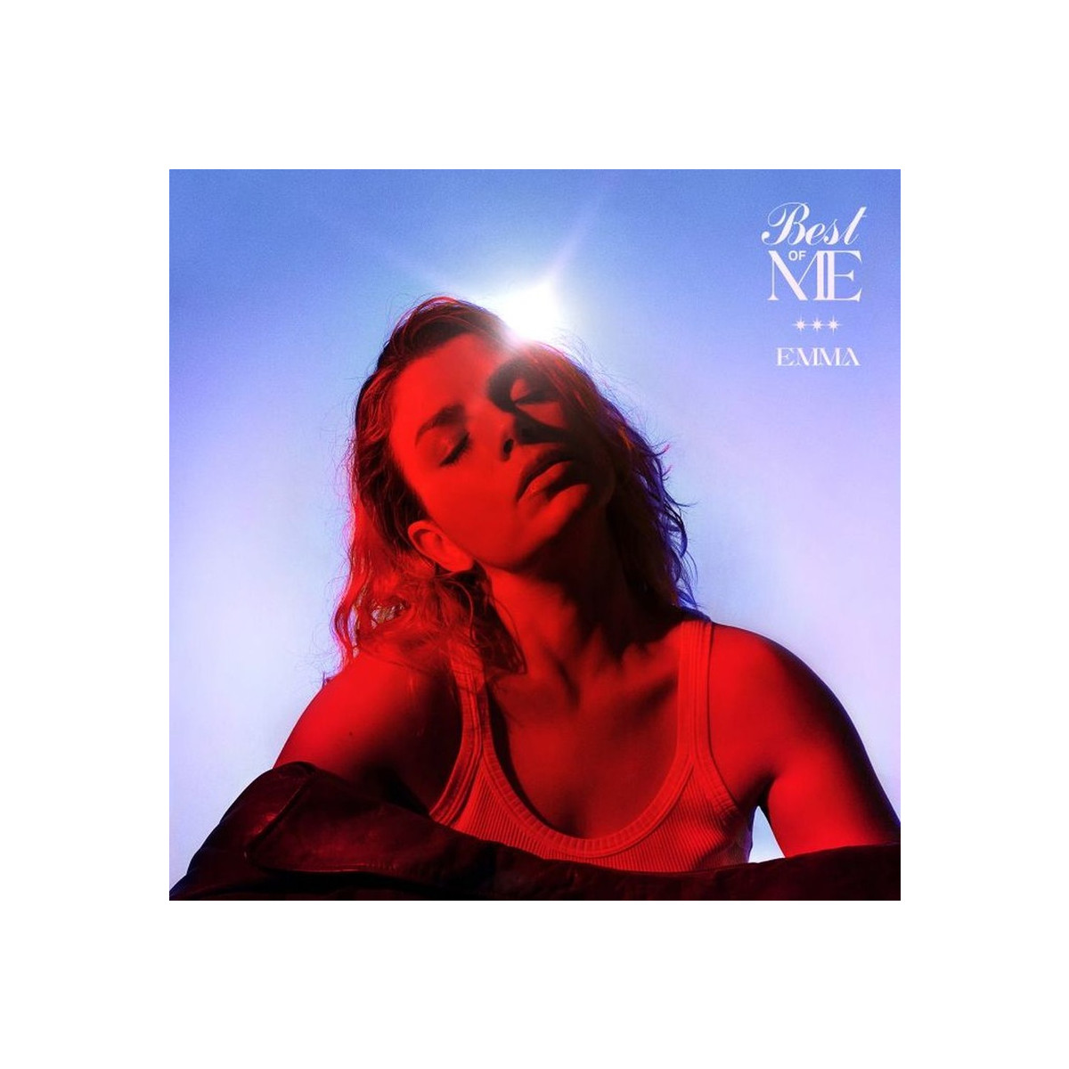 Donna in luce rossa con occhi chiusi, cielo blu, titolo "Best of ME".
