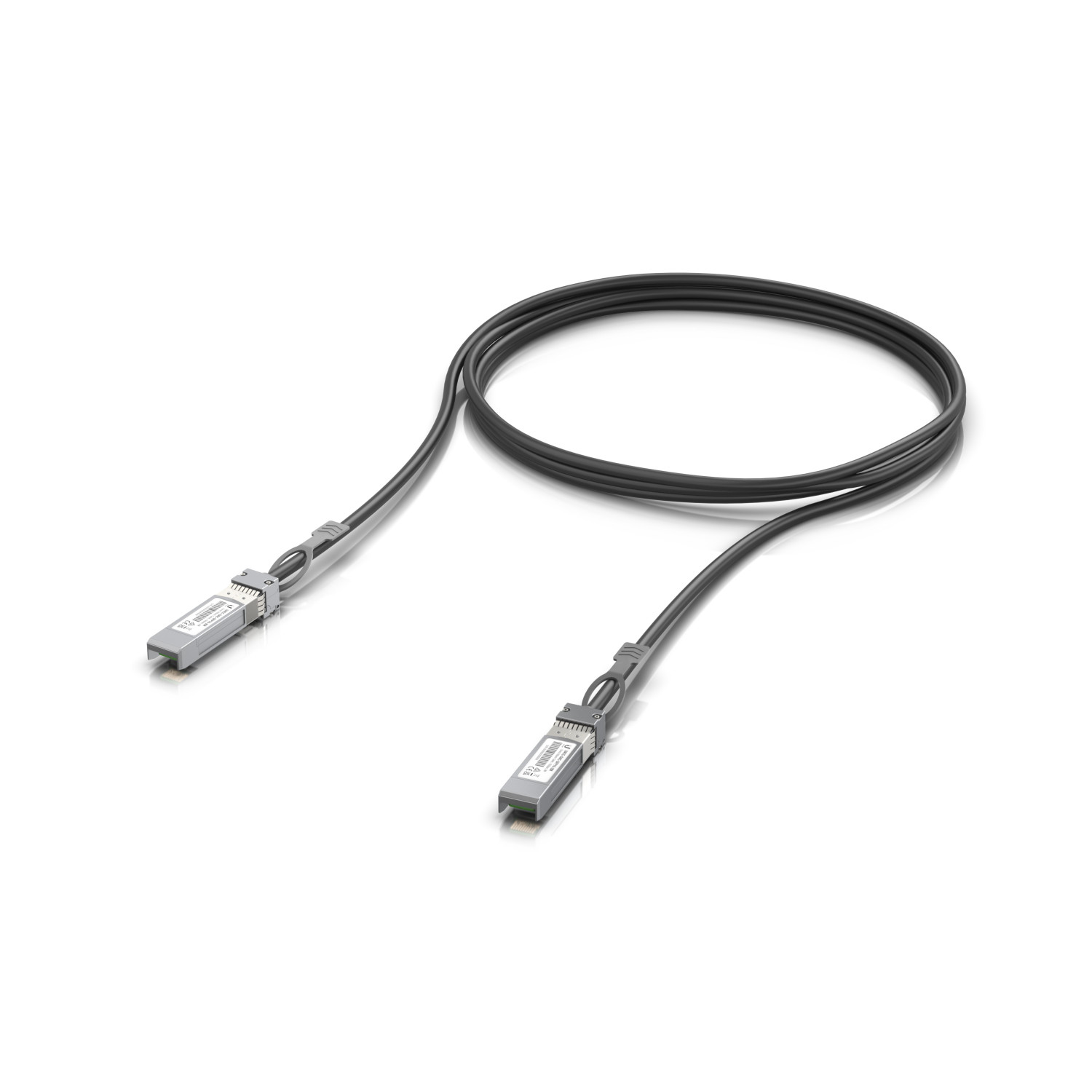Un cable negro con dos conectores plateados, sobre fondo blanco.