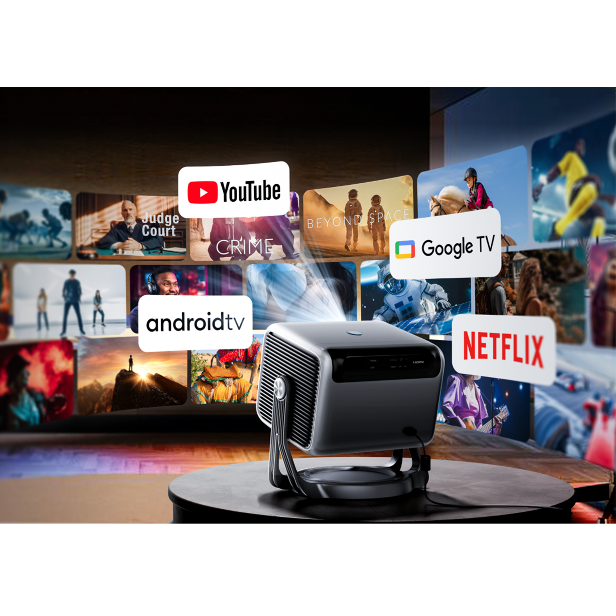 Ein Projektor wirft Licht auf einen Bildschirm mit App-Symbolen wie YouTube, Netflix, Google TV.