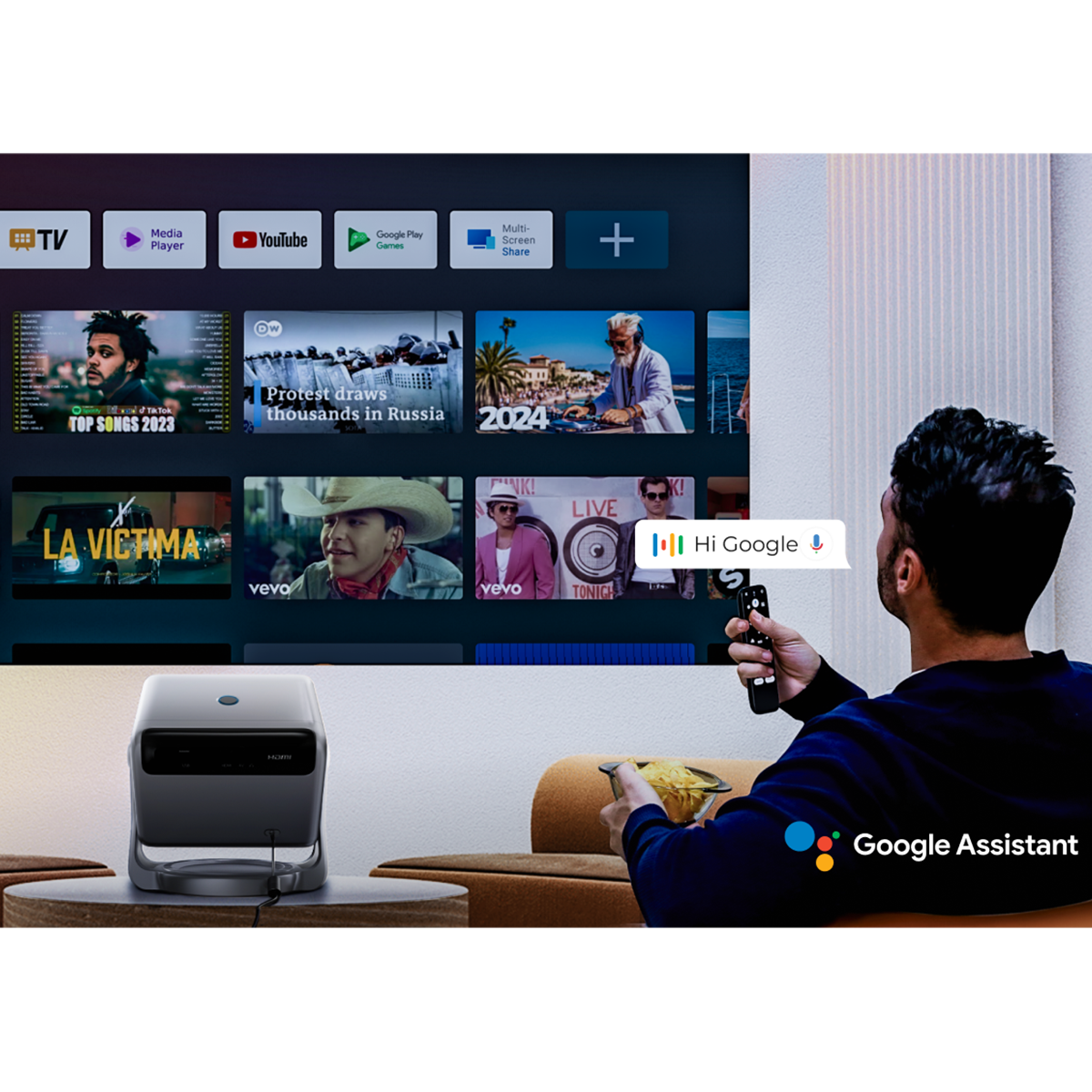 Mann benutzt Fernbedienung für Smart TV mit Google Assistant.