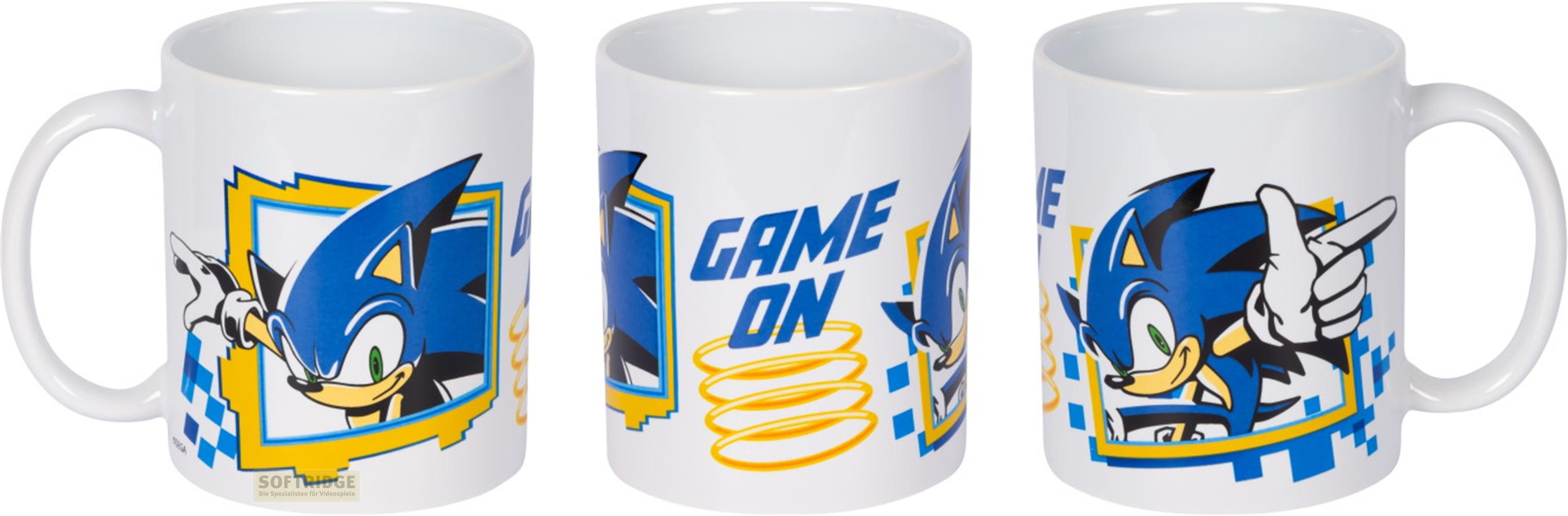 Taza blanca con Sonic, texto "GAME ON" y anillos amarillos.