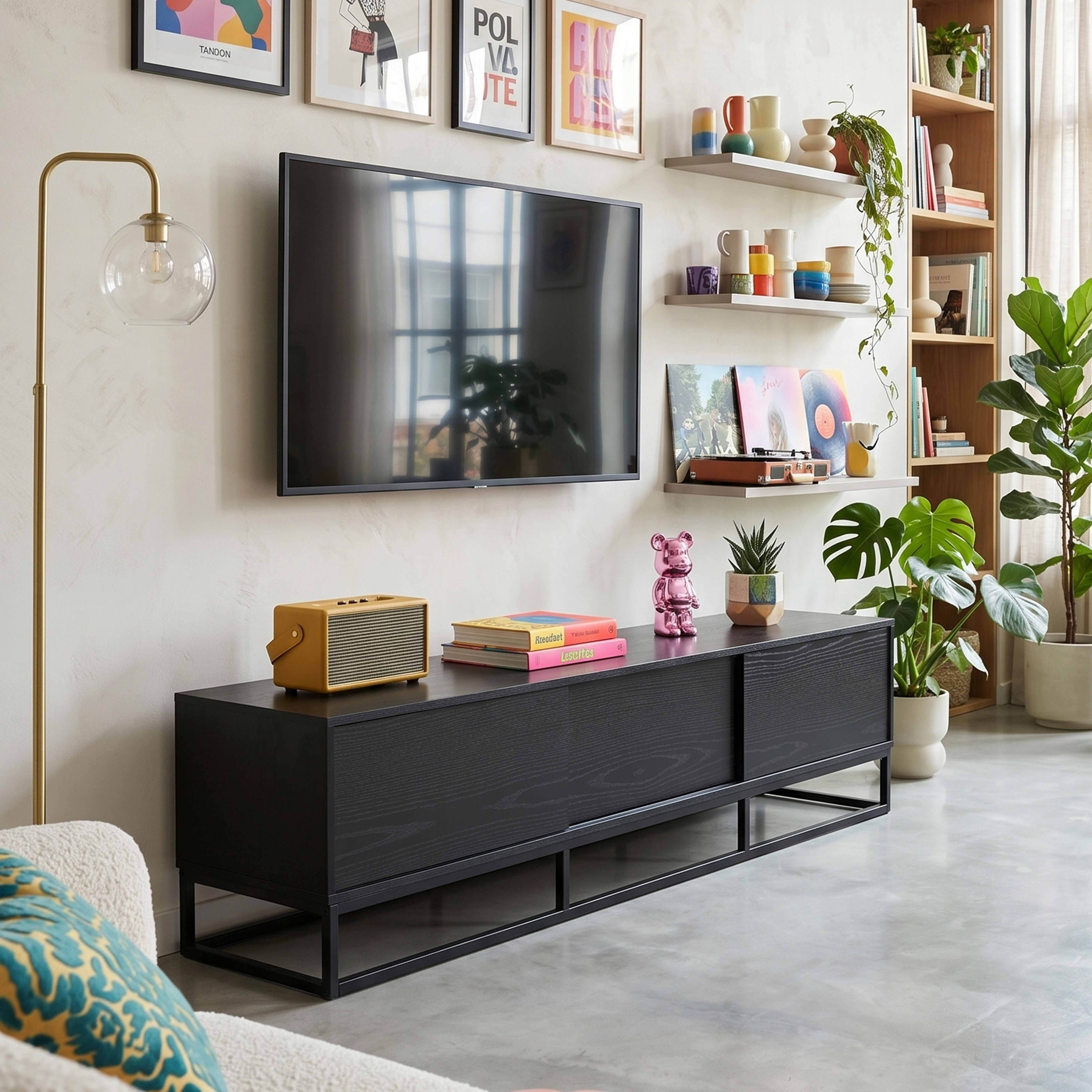 Ein modernes Wohnzimmer mit Fernseher, schwarzer Medienkonsole, Stehlampe und Pflanzen.