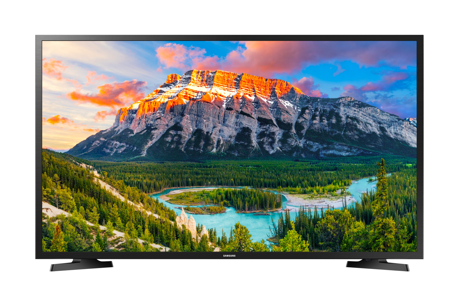Una TV Samsung nera mostra un paesaggio montano con fiume e foresta.