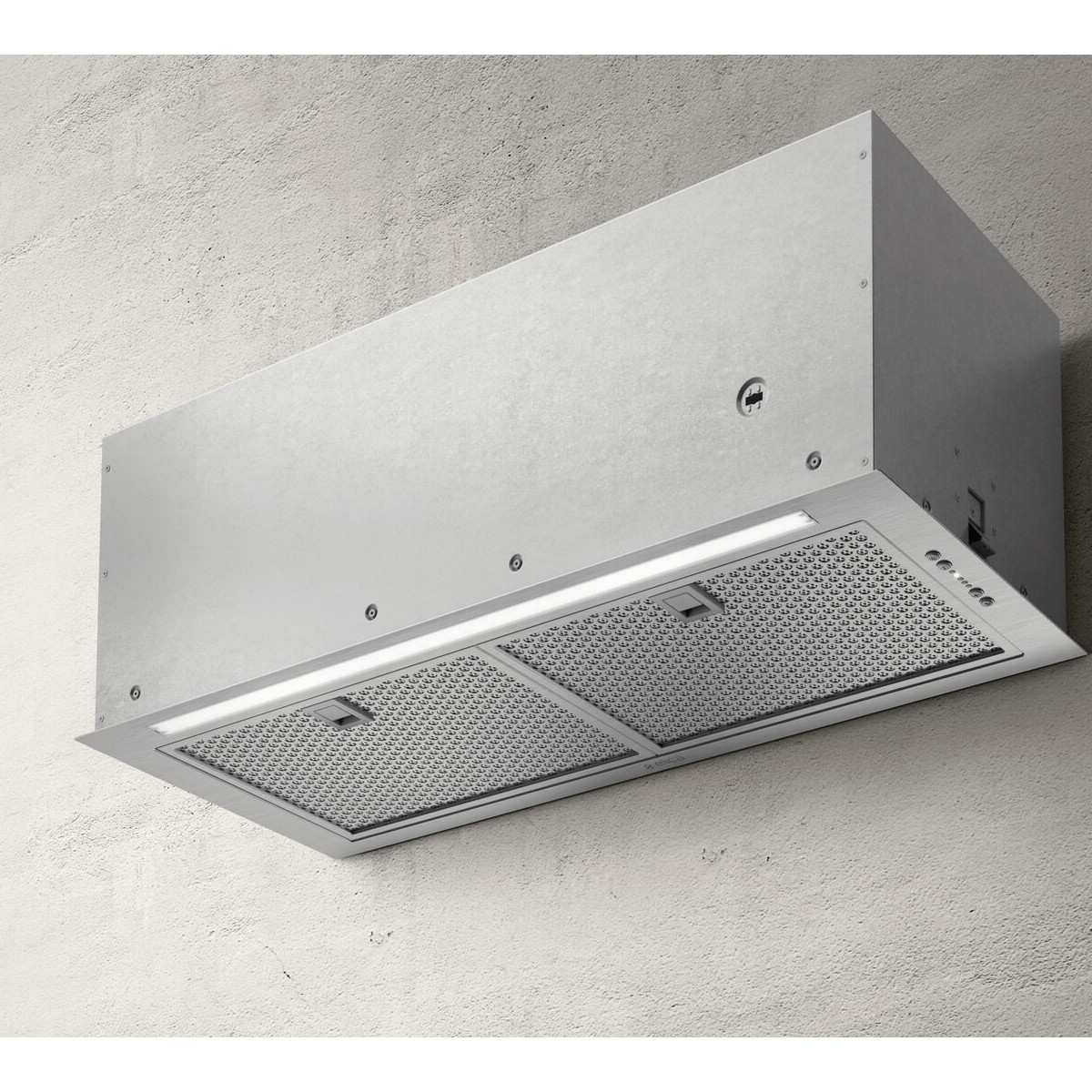 Cappa aspirante in acciaio inox con illuminazione integrata, montata su muro in cemento.