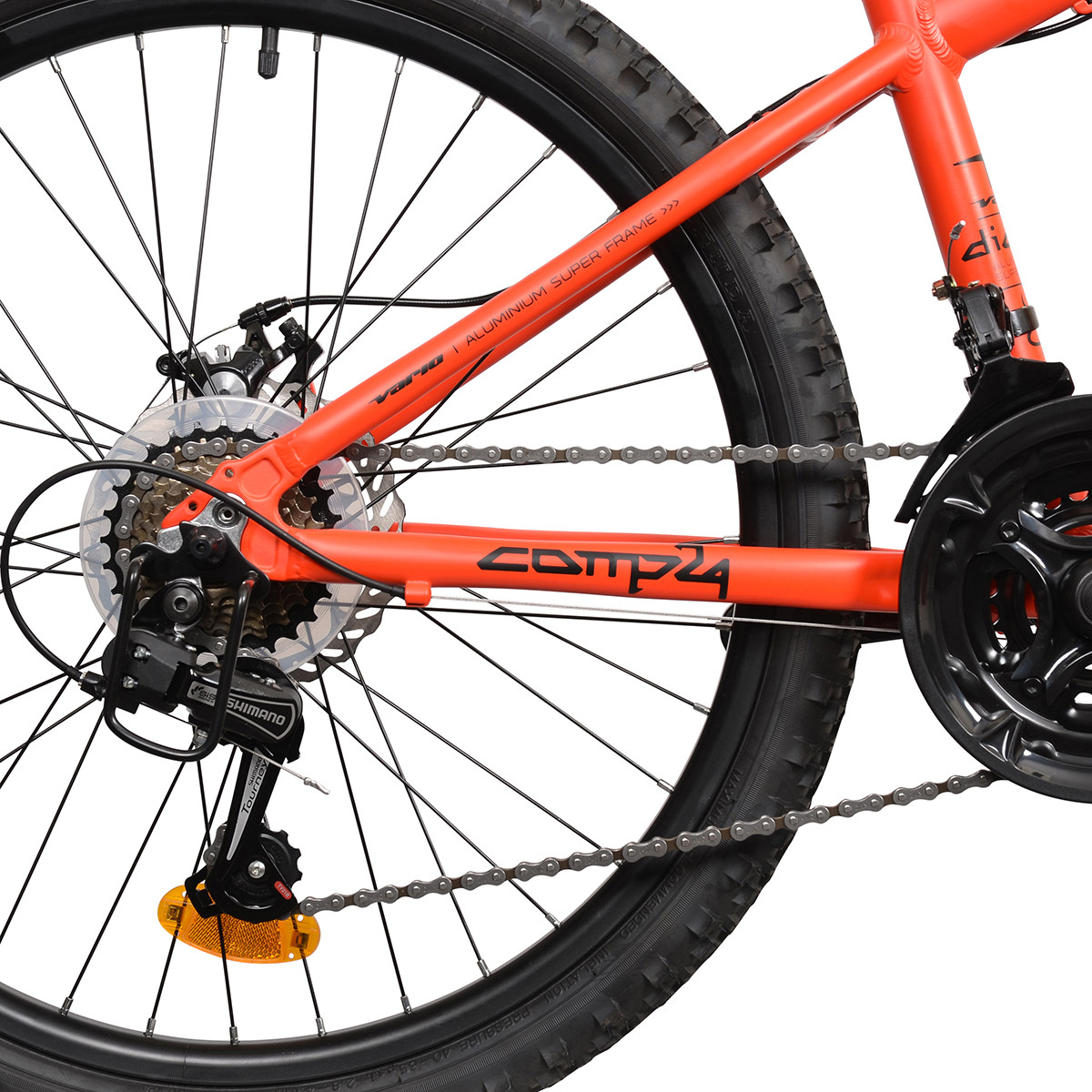 Zbliżenie na tylną ramę, łańcuch i zębatki pomarańczowego roweru. Widoczny przerzutka Shimano.