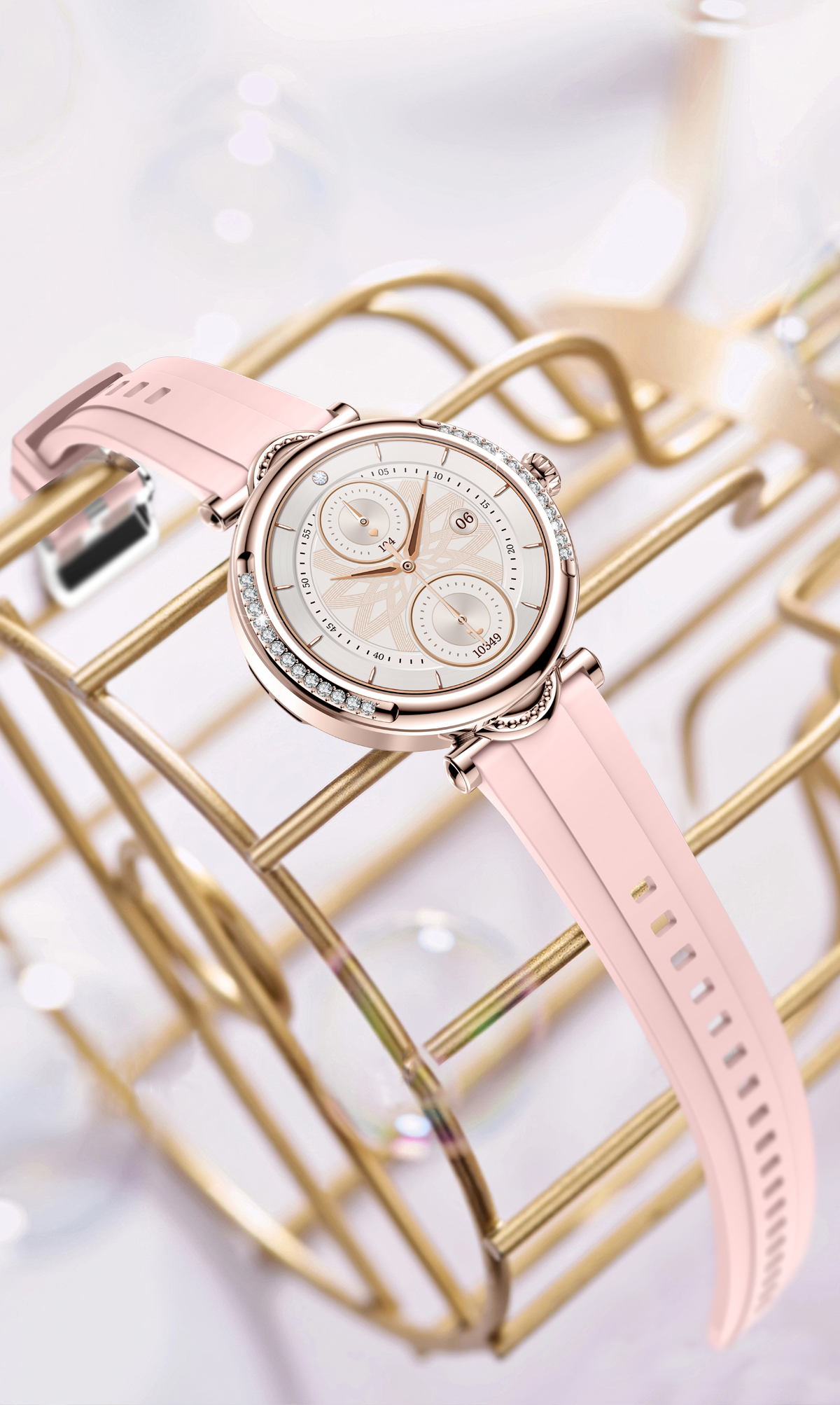 Eine rosafarbene Smartwatch mit einem goldenen Drahtkorb im Hintergrund.