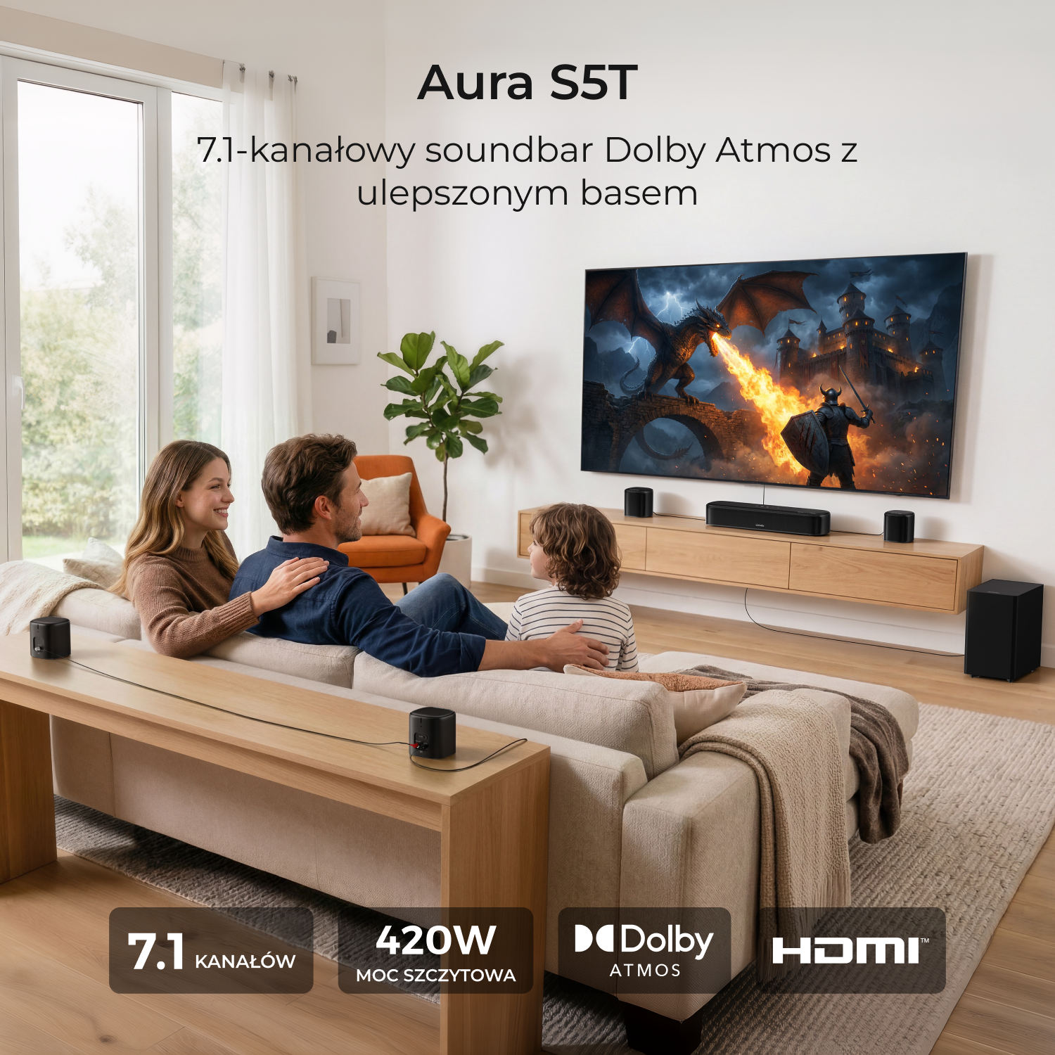 Rodzina ogląda walkę smoków w TV. Soundbar Aura S5T z Dolby Atmos.