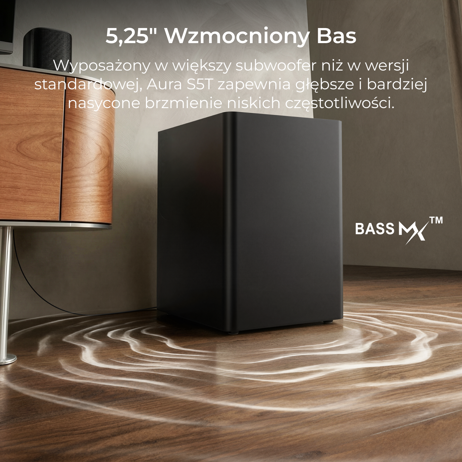 Czarny subwoofer na drewnianej podłodze z efektem fali. Logo BASS MXTM.