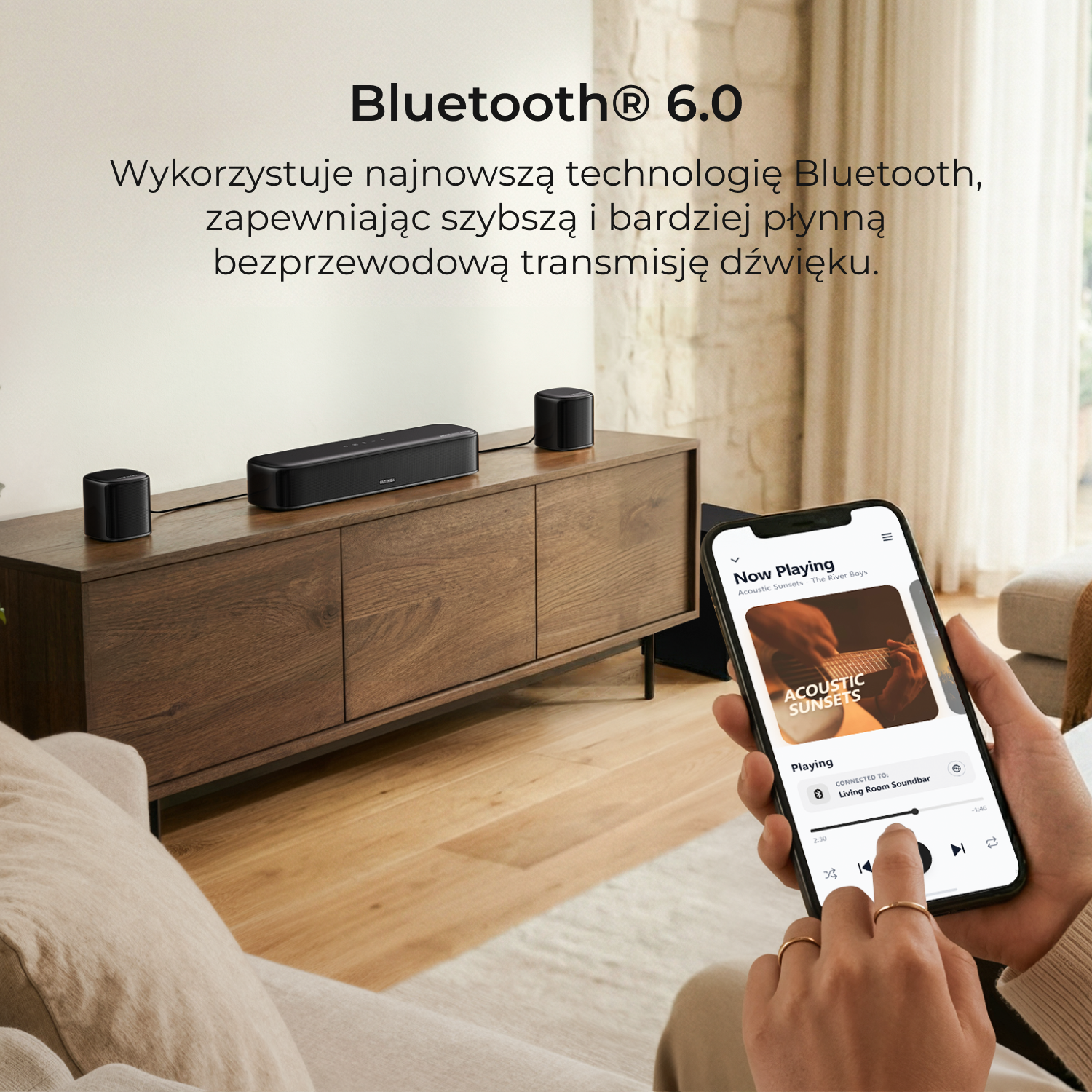 Smartfon wyświetla odtwarzanie muzyki, połączony z soundbarem i głośnikami.
