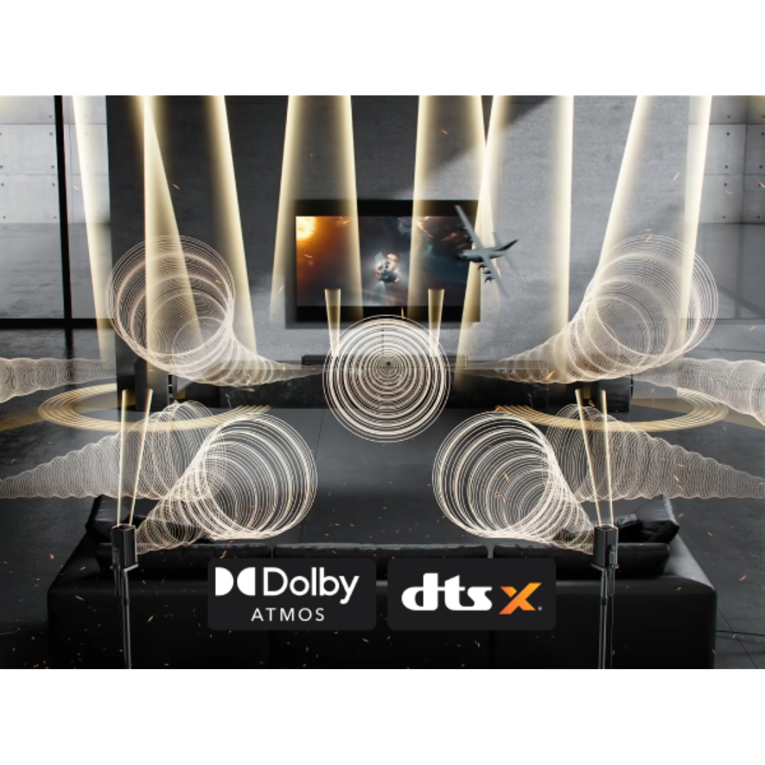 Logos Dolby Atmos et DTS:X sur un canapé noir avec des ondes sonores.