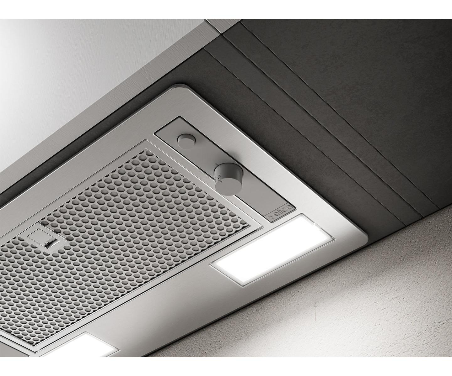 Una moderna cappa da cucina in acciaio inox con griglia forata e luci LED.