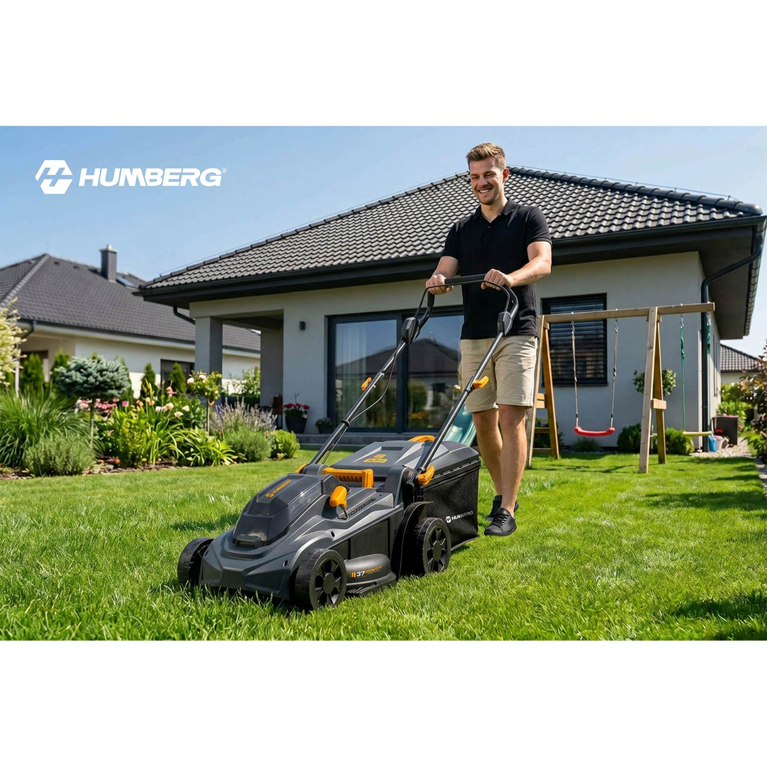 Mężczyzna kosi trawnik kosiarką Humburg przed domem i huśtawką.