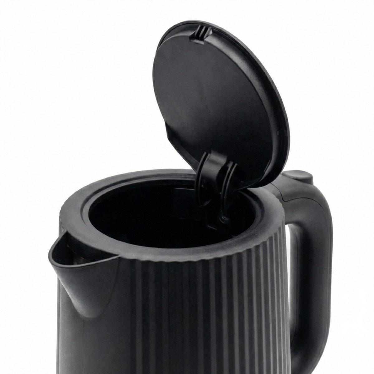 Bouilloire noire avec couvercle ouvert, vue rapprochée.