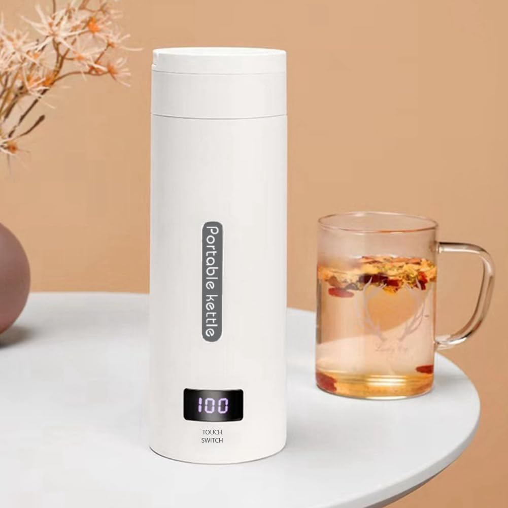 Ein weißer tragbarer Wasserkocher mit Digitalanzeige neben einer Teetasse.