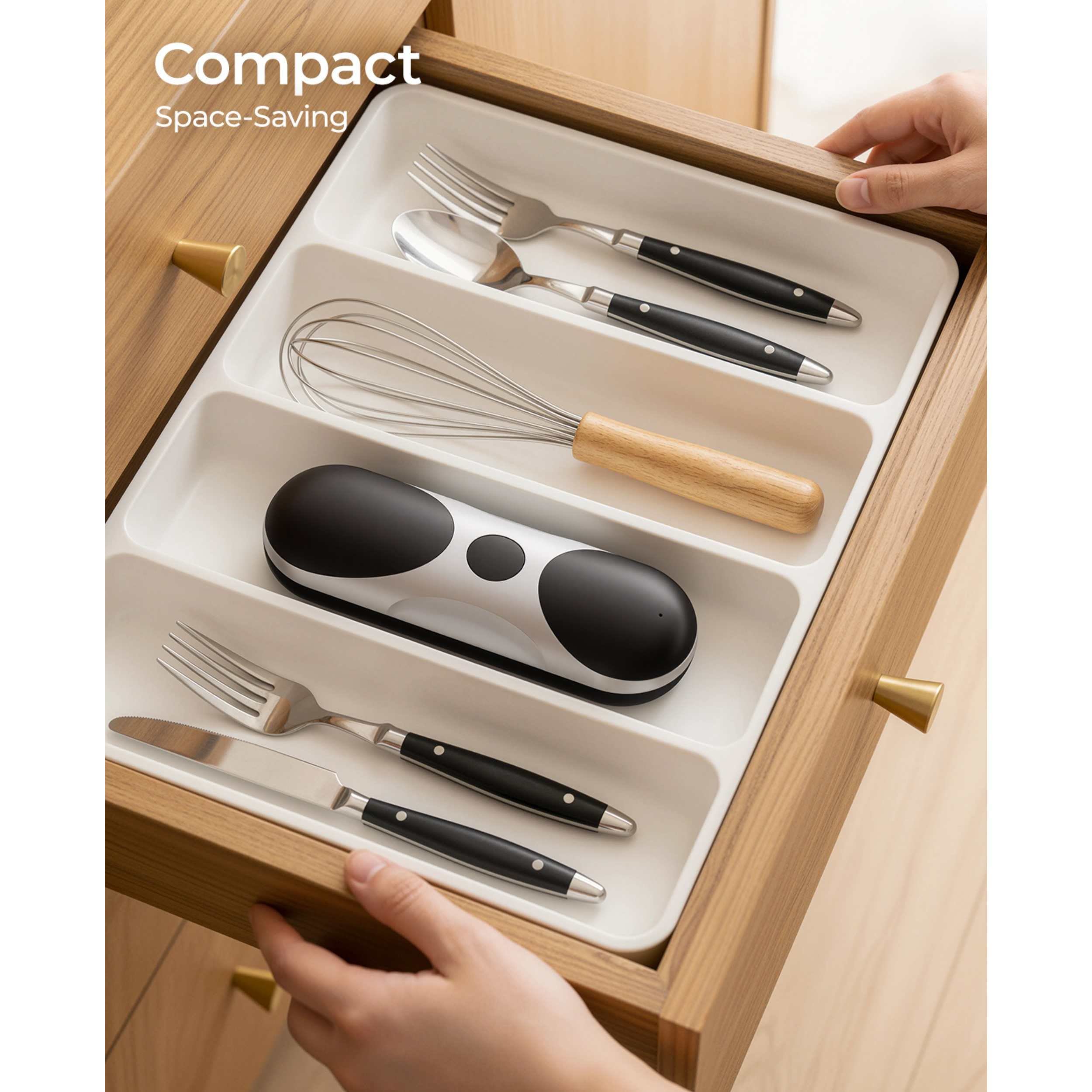 Besteck organizer mit Gabeln, Löffel, Schneebesen und Besteck in einer Schublade.