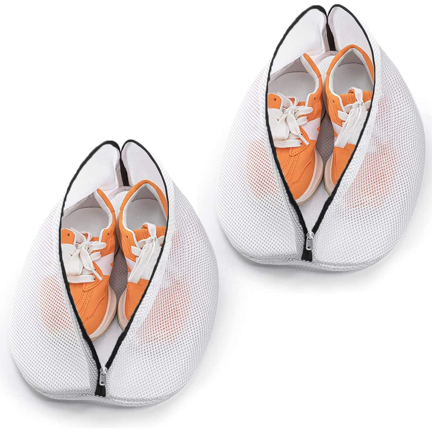 Zwei weiße Netzwäschebeutel mit orangen Turnschuhen darin, mit Reißverschluss.