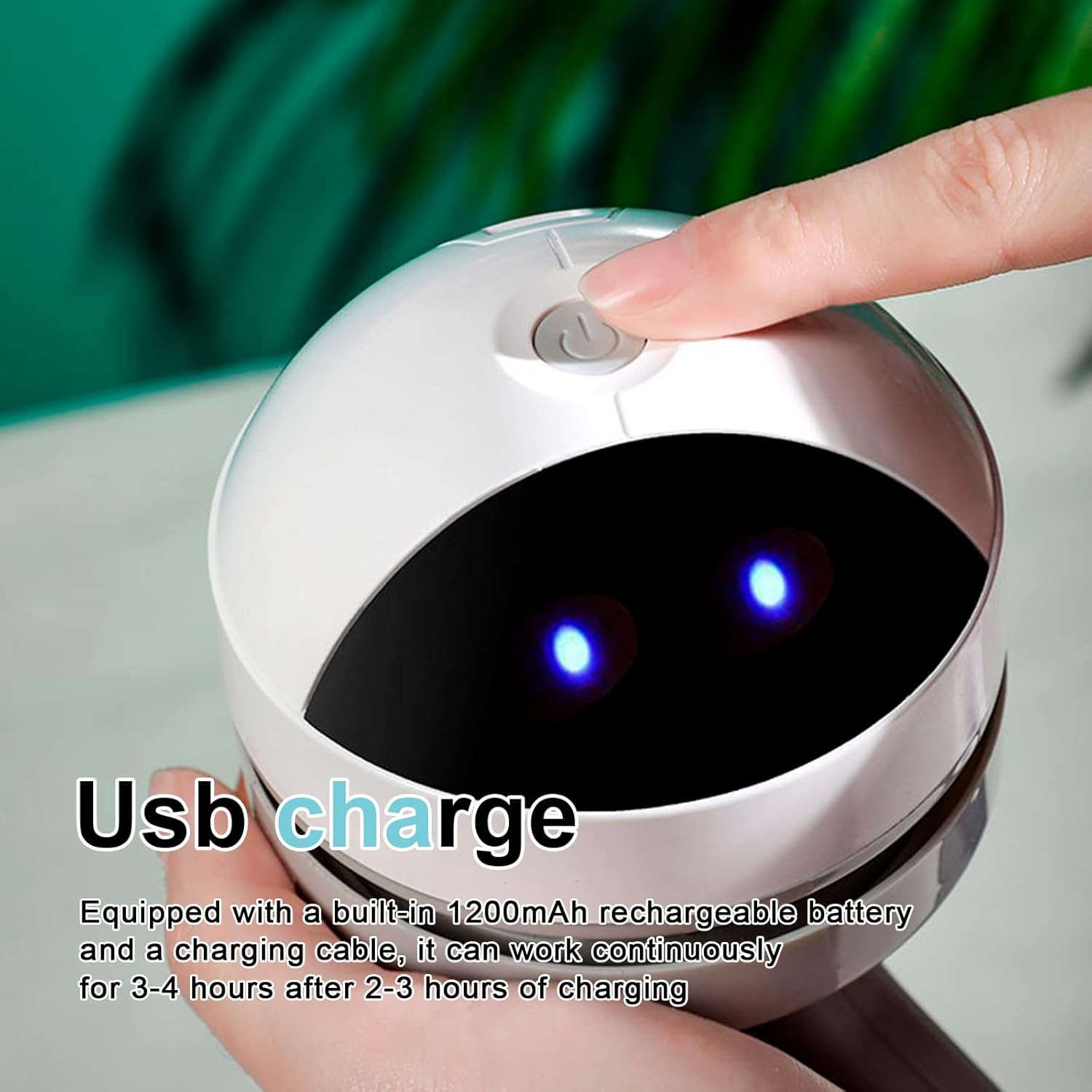 Ein Finger drückt auf einen weißen USB-Ladegerät-Knopf mit blauen Lichtern.