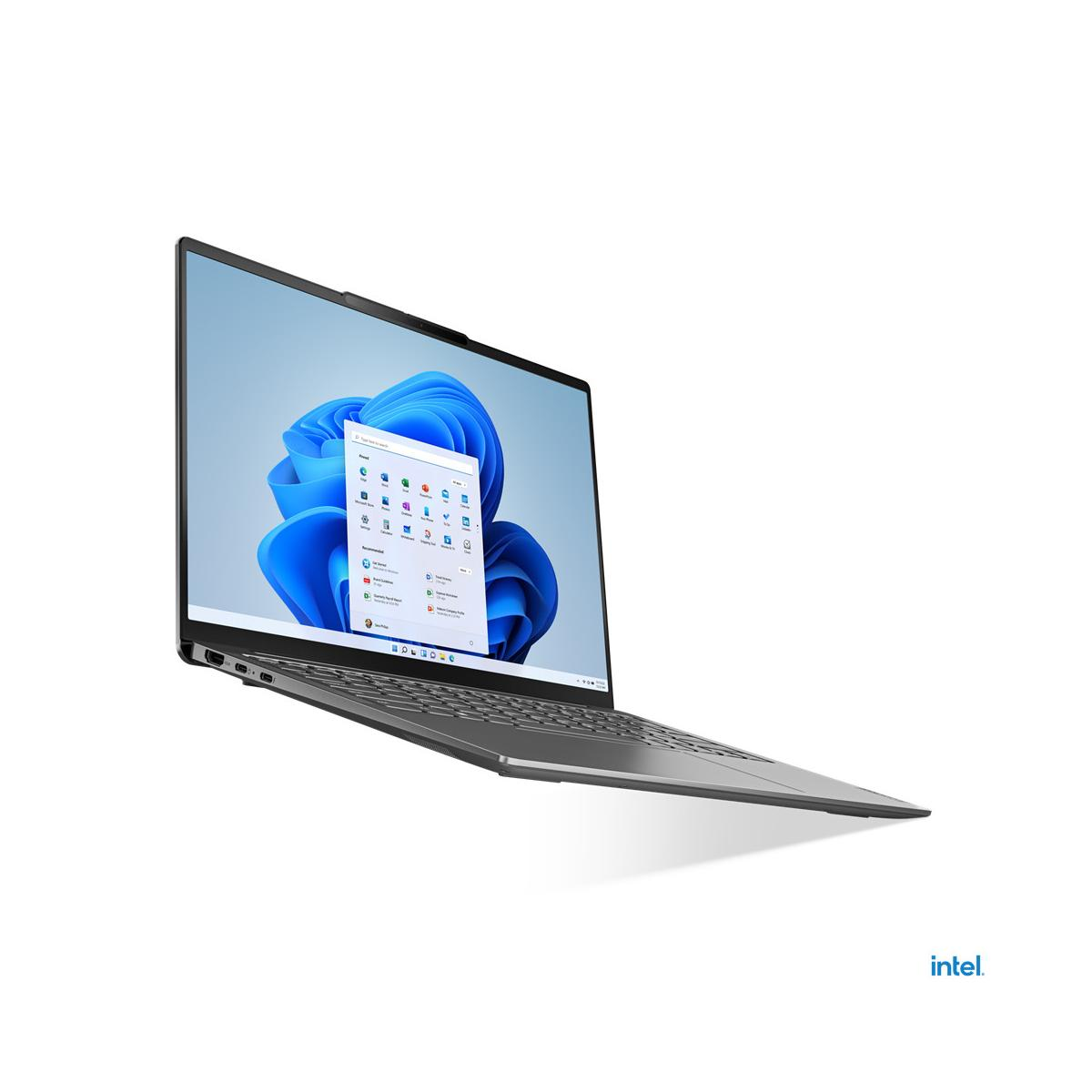 Un laptop argento, sottile e aperto, che mostra Windows 11 sullo schermo.