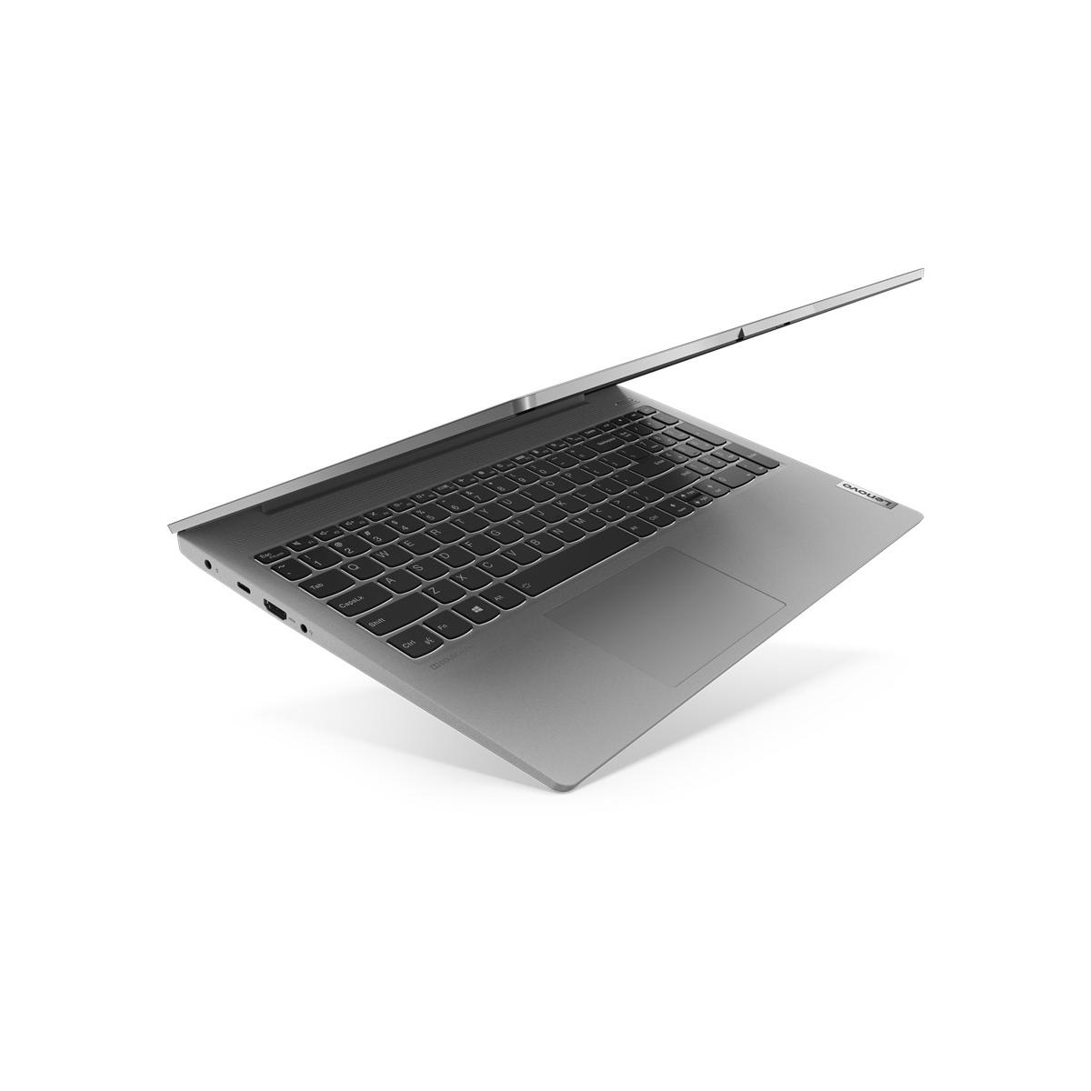 Un laptop grigio con il coperchio aperto su sfondo bianco.