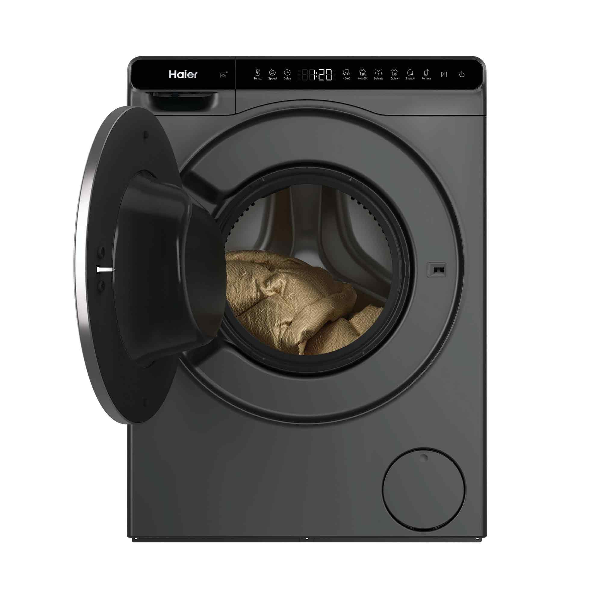 Graue Haier Waschmaschine mit geöffneter Tür, darin braune Wäsche.