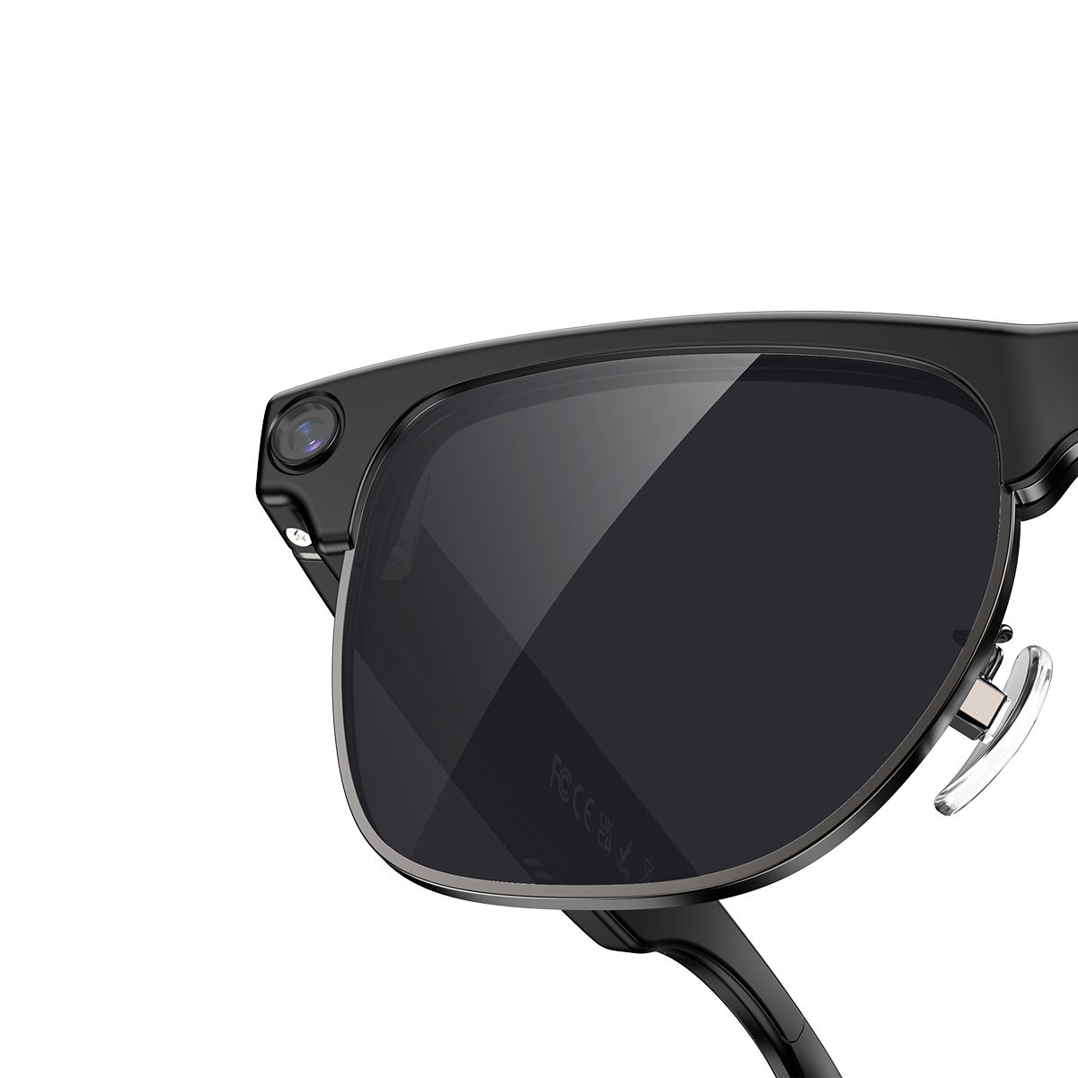 Schwarze Sonnenbrille mit Kamera und dunklen Gläsern, Nahaufnahme.
