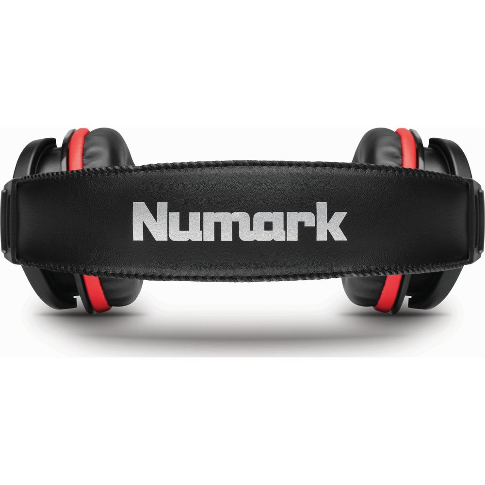 Casque Numark noir avec accents rouges, centré sur le devant.