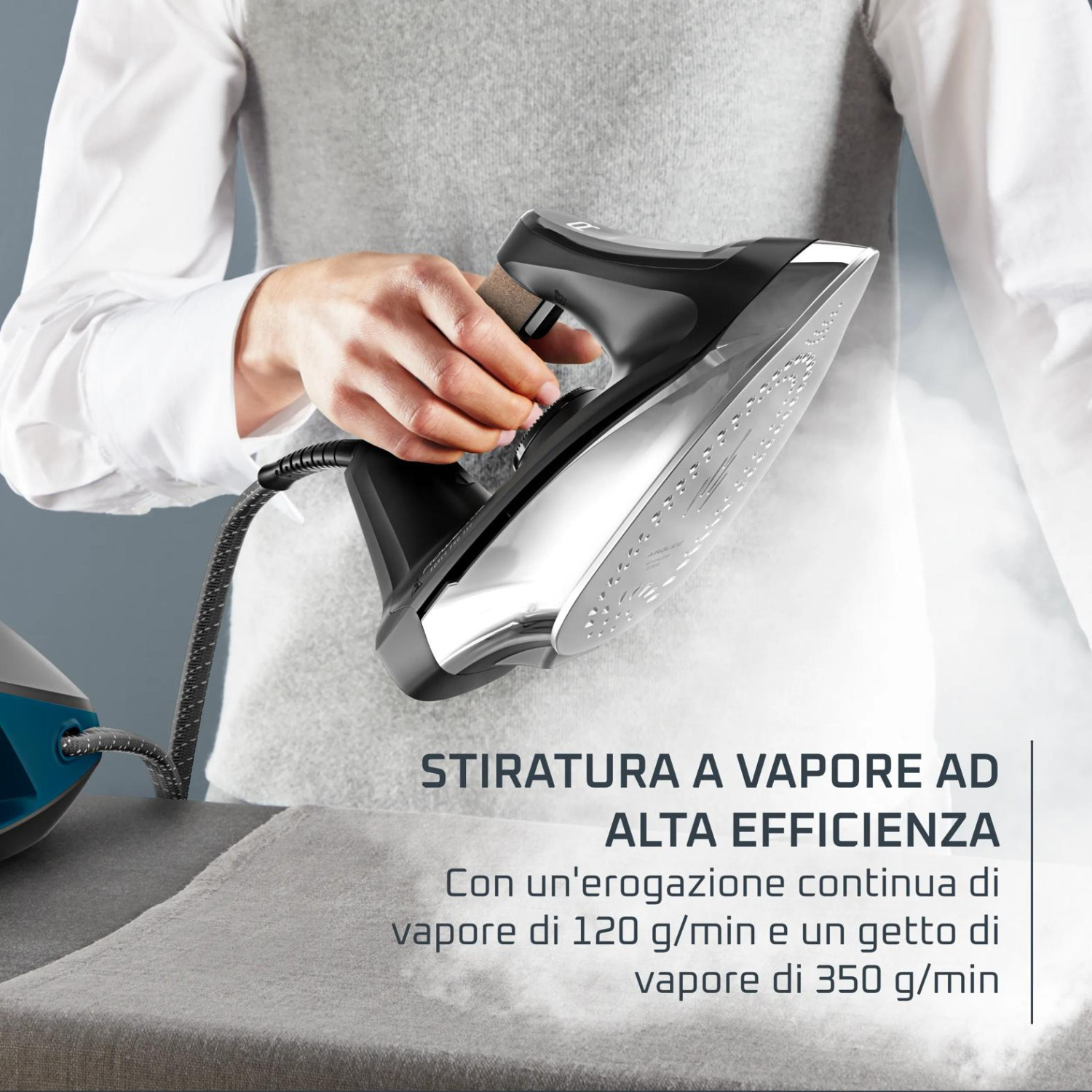 Una persona stira con un ferro da stiro a vapore, che emette vapore.