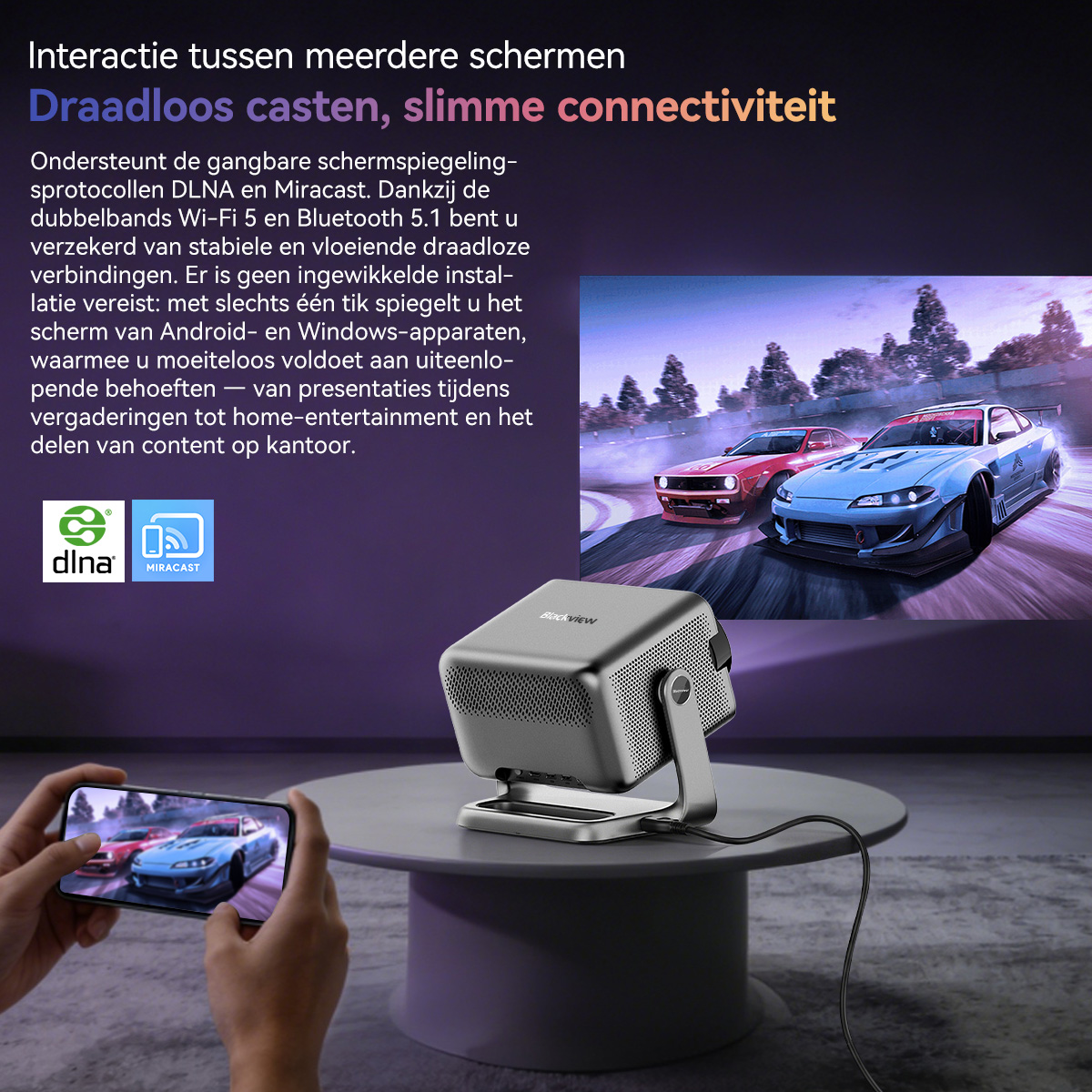 Een zwarte beamer projecteert een race op een scherm. Naast hem een telefoon met dezelfde race.