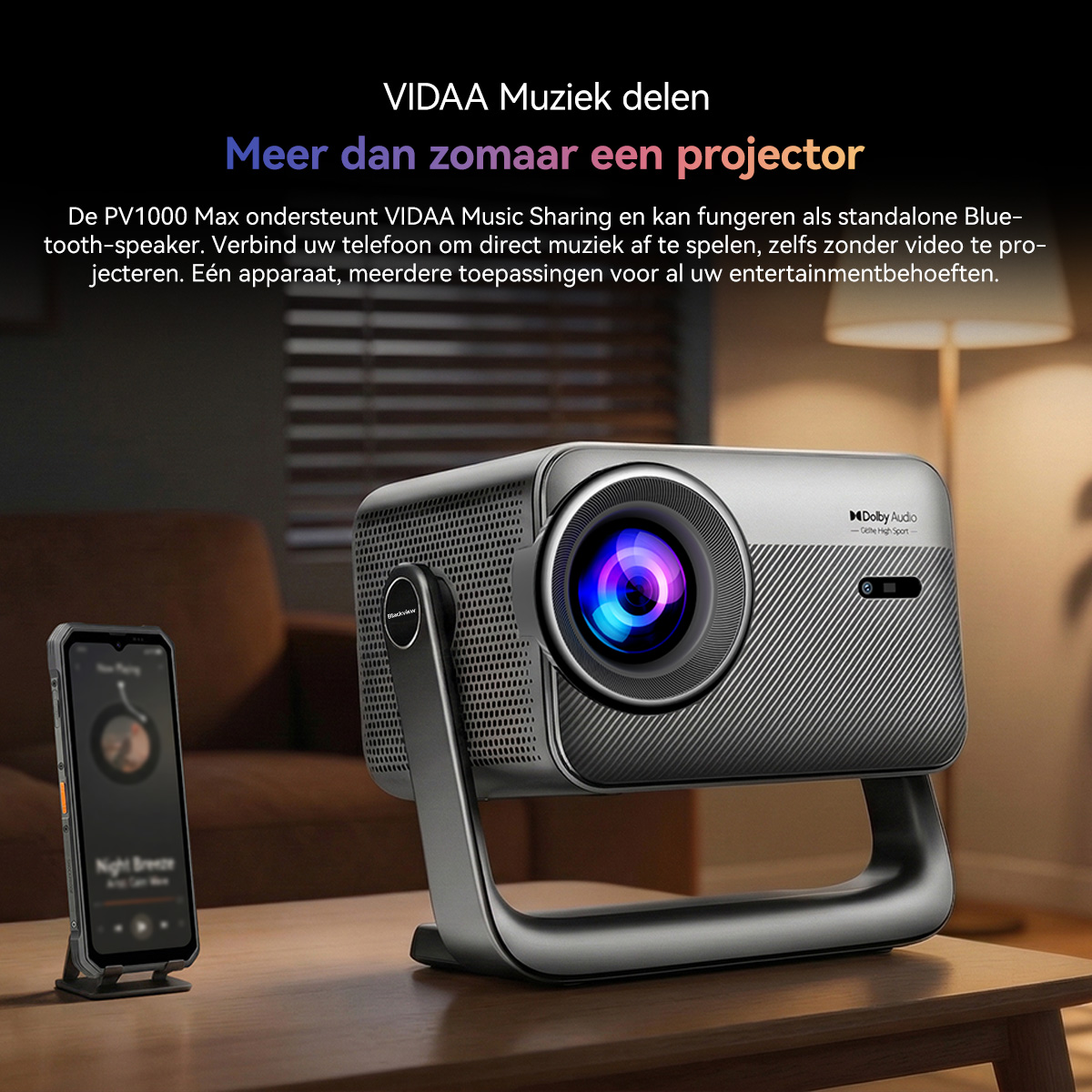 Een projector en smartphone op een houten tafel. Gezellige woonkamer op achtergrond. Dolby Audio logo zichtbaar.