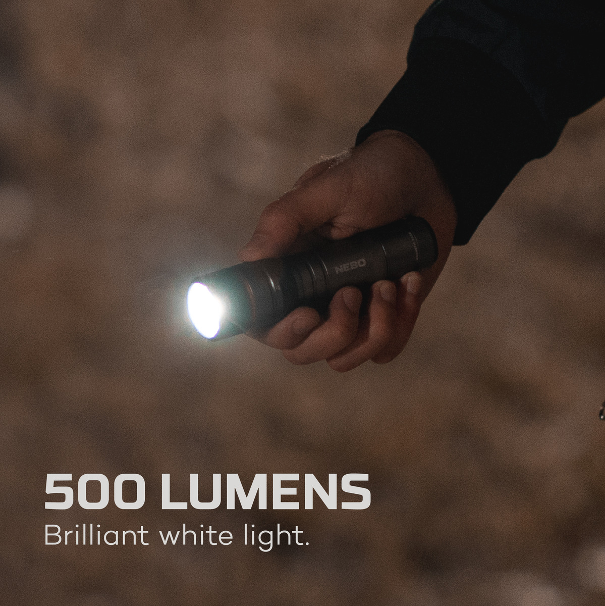 Una mano sosteniendo una linterna con luz brillante.