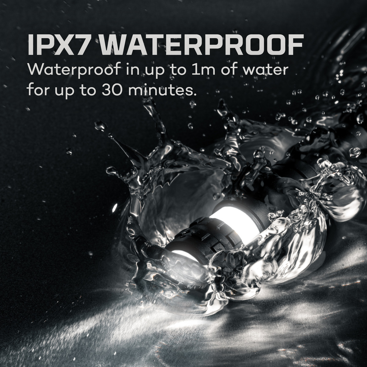 Ein Gerät taucht in Wasser ein. Text: IPX7 WASSERDICHT