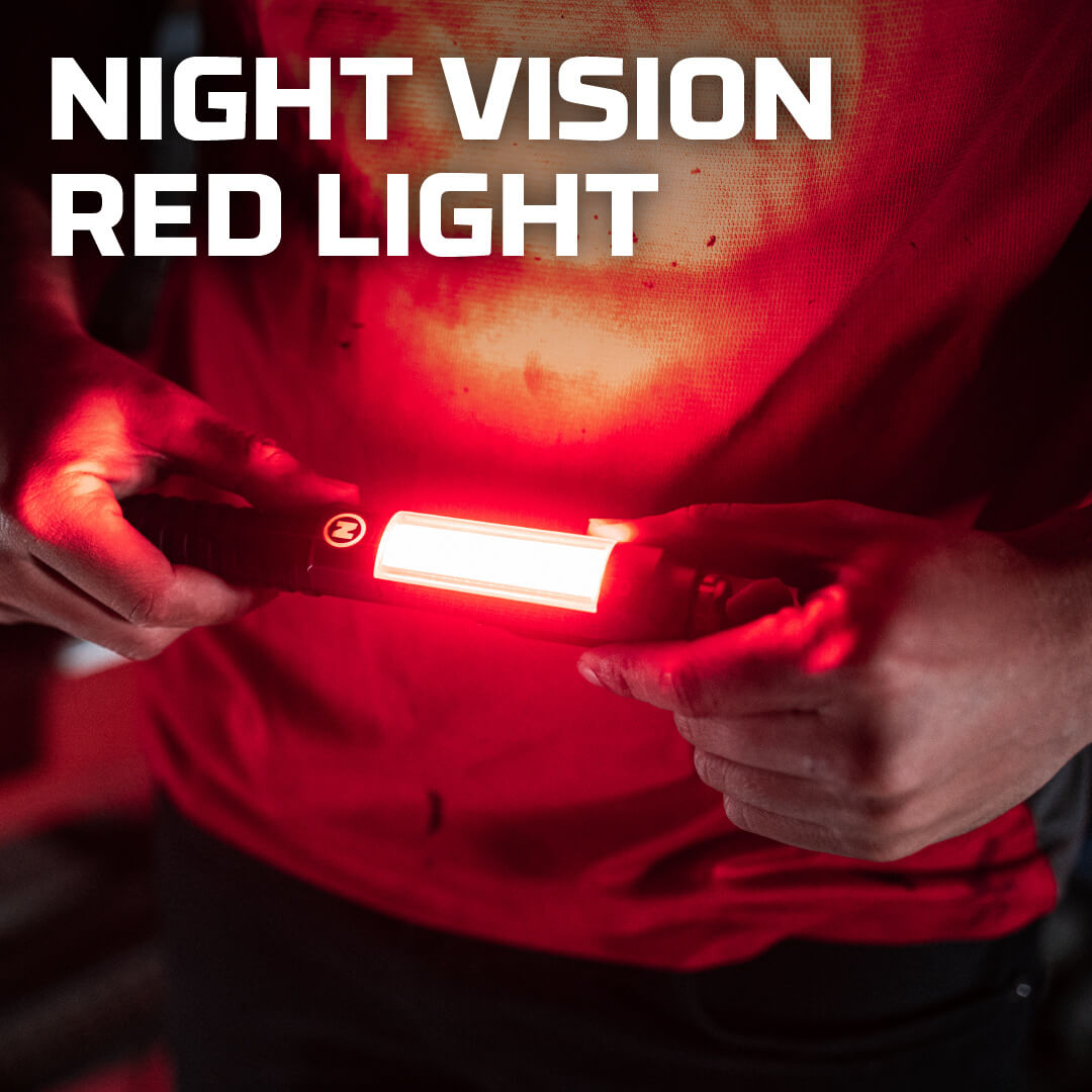 Hände halten eine Stablampe mit rotem Licht und weißer LED.