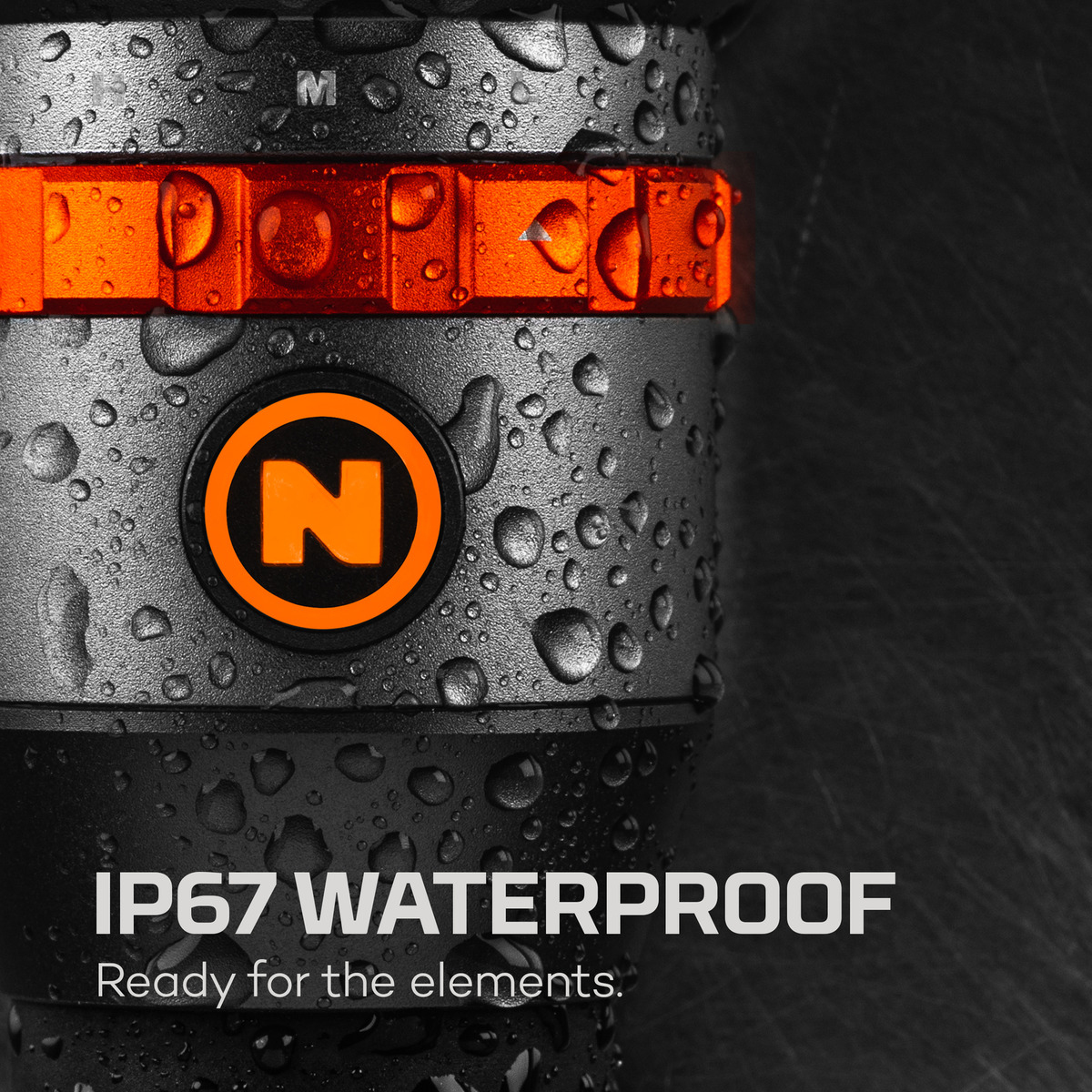 Nahaufnahme einer schwarzen Röhre mit Wassertropfen, einem orangen Band und dem Buchstaben N.