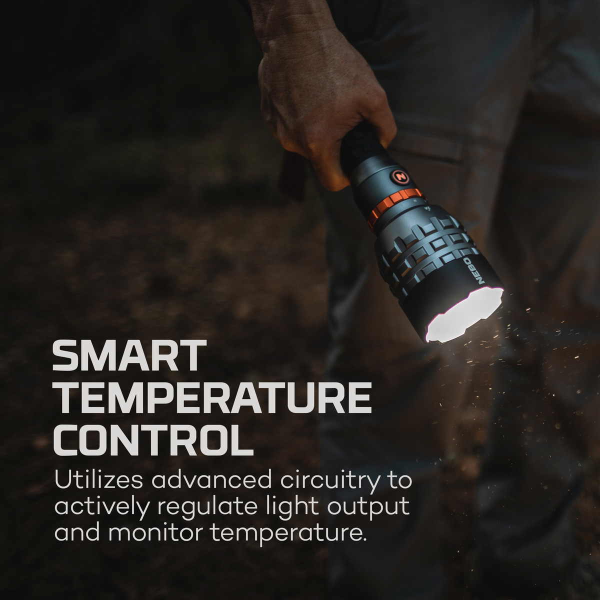Mann hält eine NEBO-Taschenlampe mit Smart Temperature Control.
