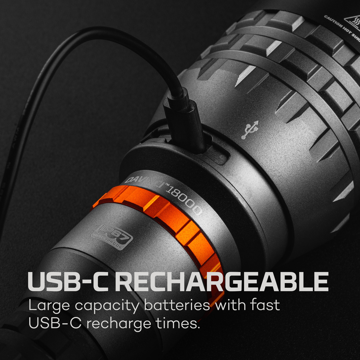Eine schwarze Taschenlampe mit eingestecktem USB-C-Kabel. Darauf steht 'USB-C RECHARGEABLE'.