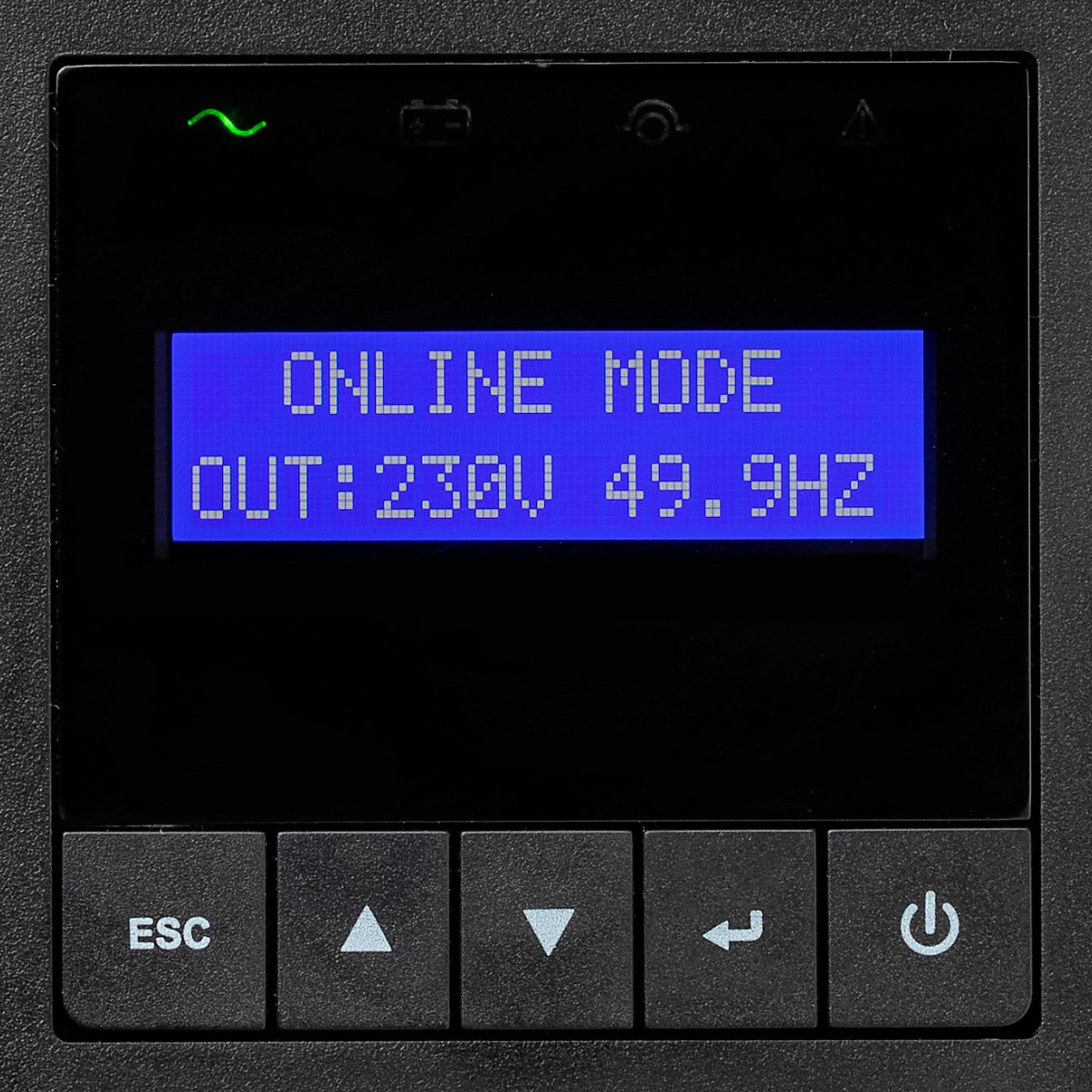 Display Modalità Online: uscita 230V, 49.9Hz. Luce verde in alto a sinistra.