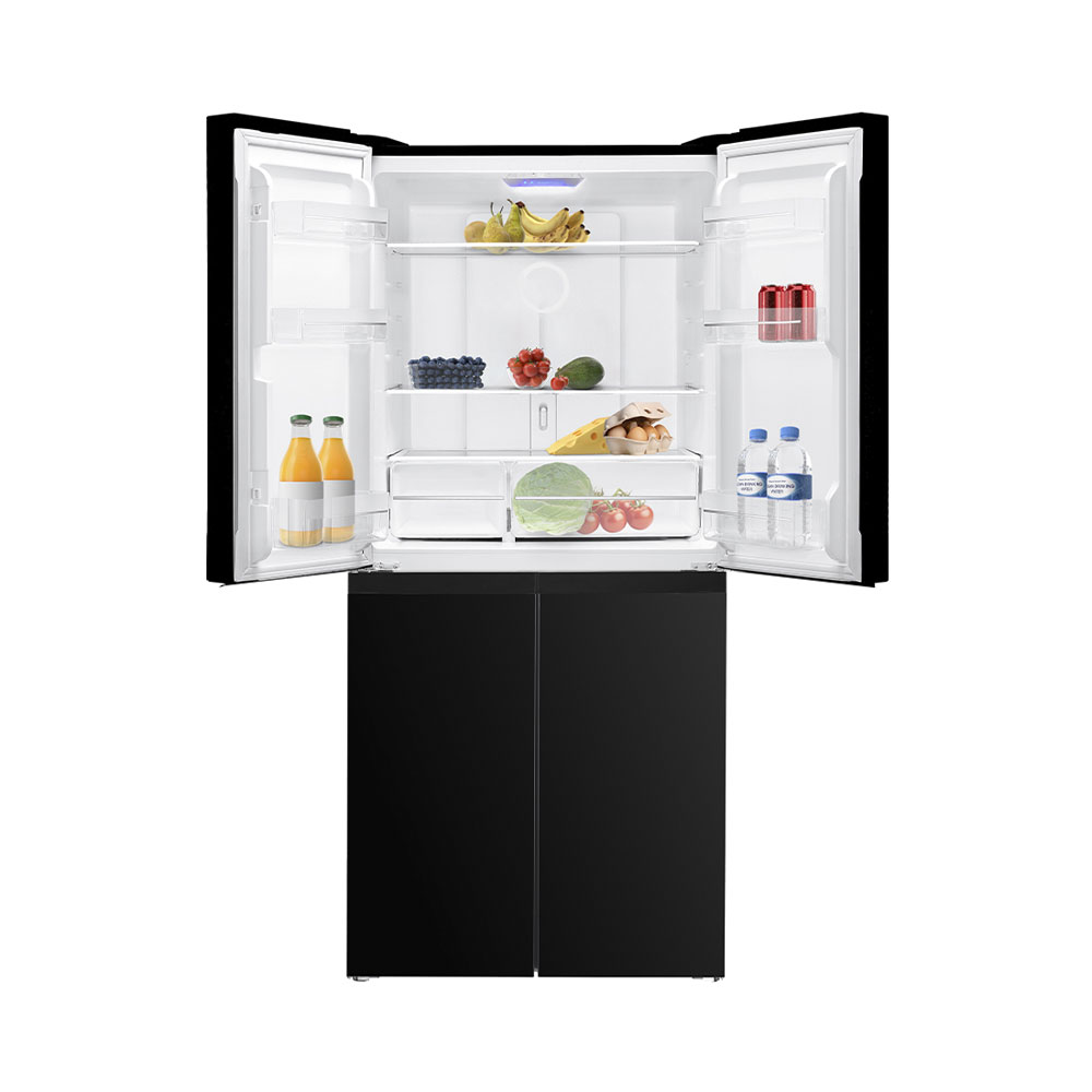 Ein schwarzer Kühlschrank mit offenen Türen, gefüllt mit Obst, Gemüse, Eiern und Getränken.