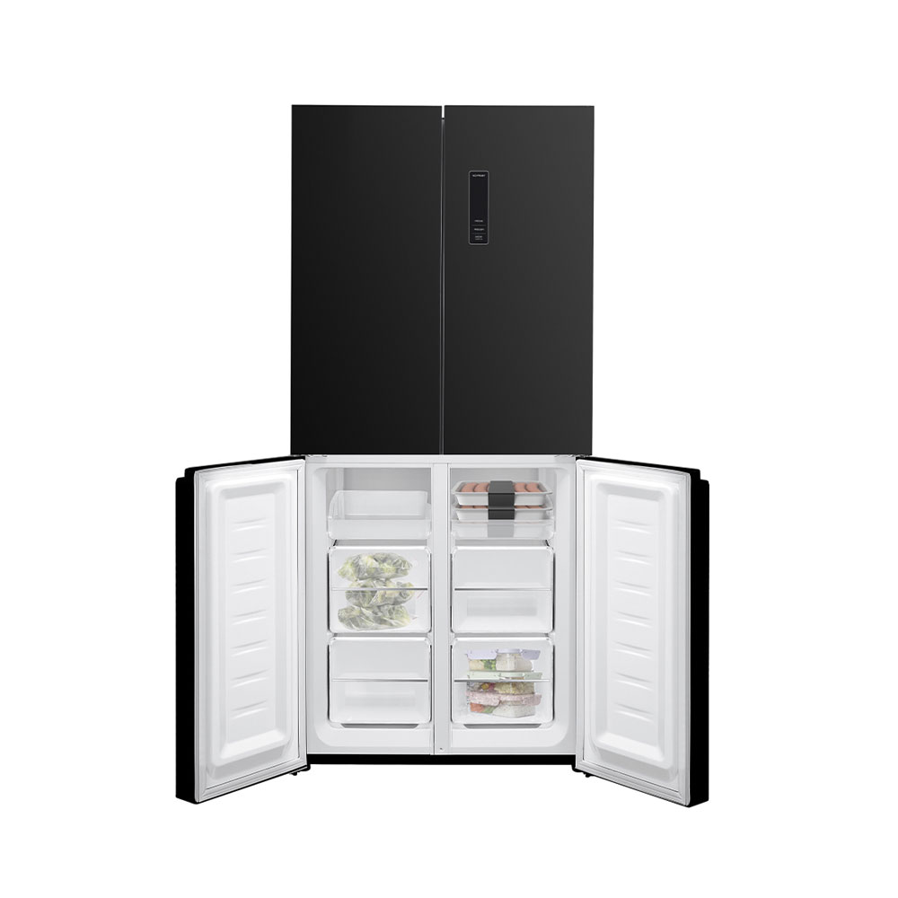 Schwarzer Kühlschrank mit geöffneten Türen, Gefrierfächer mit Lebensmitteln.