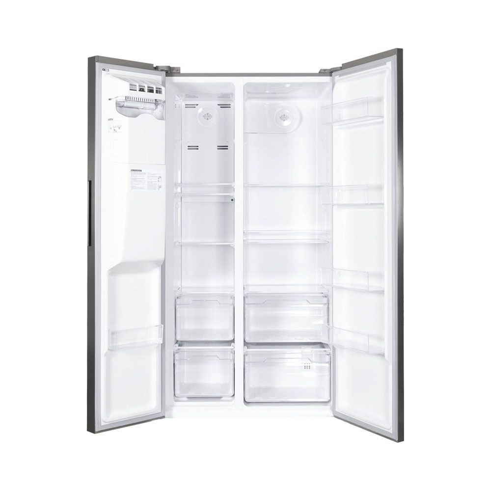 Ein offener, leerer Side-by-Side-Kühlschrank mit durchsichtigen Schubladen und Regalen.