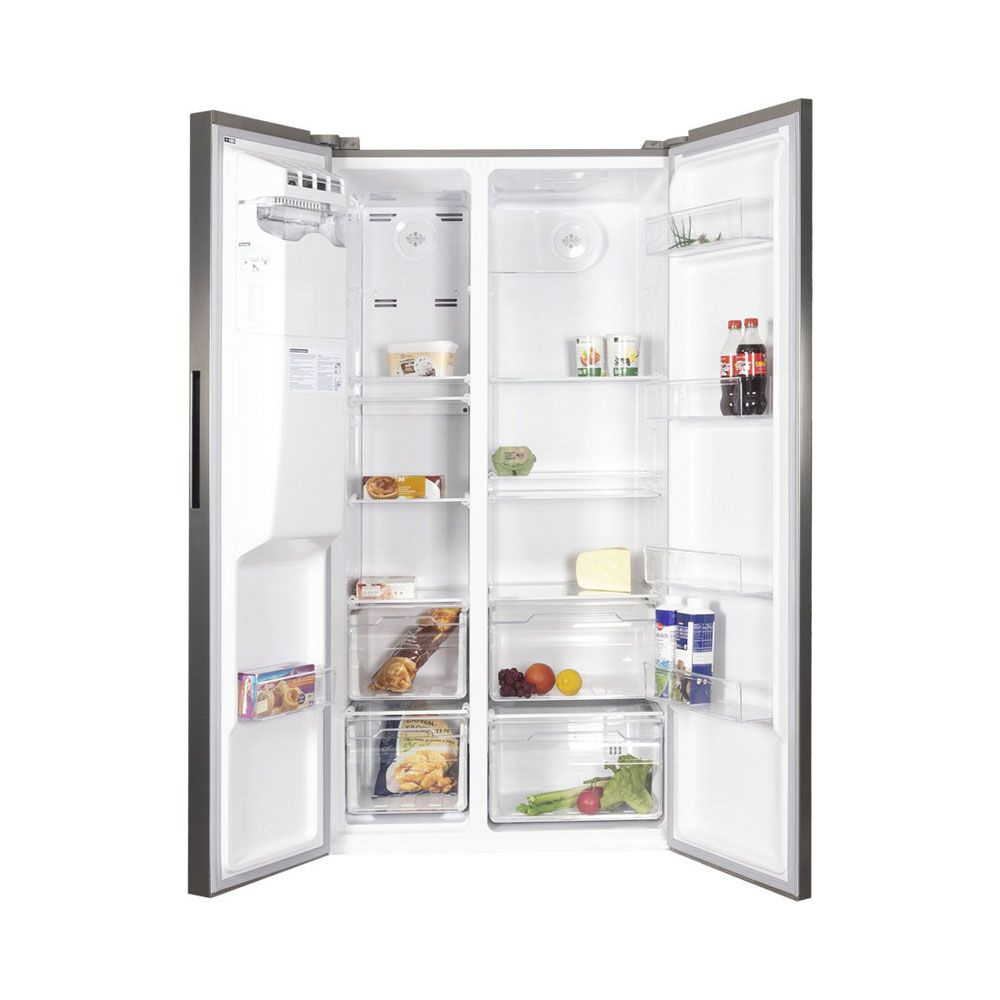 Ein offener Kühlschrank mit Lebensmitteln wie Eis, Gemüse, Obst und Getränken.